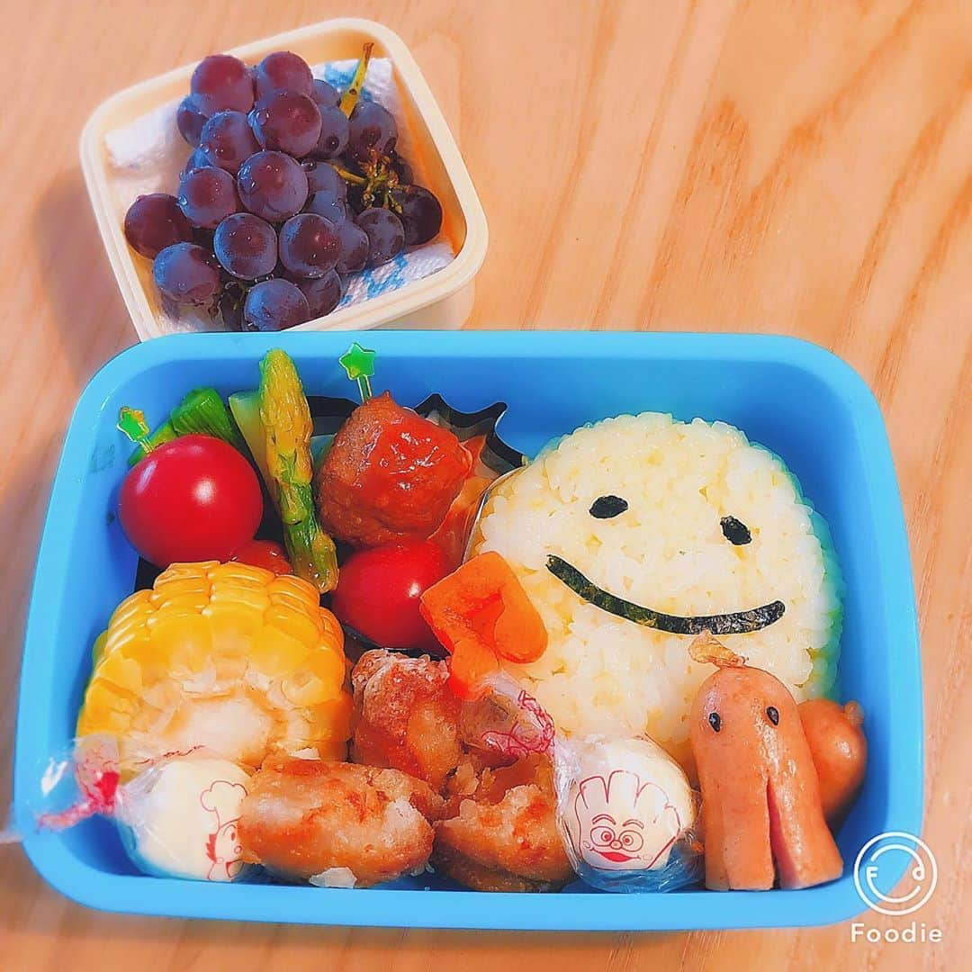 折原みかさんのインスタグラム写真 - (折原みかInstagram)「学童弁当 本日はスマイルくん弁当 デコふりで一応黄色いご飯ですが、トウモロコシの色に負けてしまっています。 今日もたかまるの笑顔いただけず😭 あしたからふつーの弁当でいーやー✋とまで言われままは戸惑っている！ #学童保育 #学童スクール #お弁当 #お昼ごはん #ランチタイム #学童弁当 #男子弁当 #キャラ弁 #デコ弁当 #スマイル弁当 #デコふり #カラフル弁当 #ニコニコマーク #お弁当作り #毎日キャラ弁 #夏休み #男の子まま #ママ奮闘中 #followme #弁当日記 #フルーツ #子どもの成長は早い #小学生まま #‪唐揚げ‬ #ミートボール‬ #アスパラ ‬‪#トマト #トウモロコシ #キャンディチーズ #タコさんウインナー」7月24日 10時44分 - mikaorihara