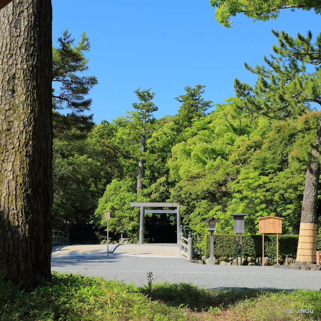 伊勢神宮さんのインスタグラム写真 - (伊勢神宮Instagram)「#伊勢神宮 #神宮 #神社 #心のふるさと #外宮 #火除橋 #鳥居 #青空 #夏  #ISEJINGU #JINGU #SOUL_of_JAPAN #Japan #Jinja #Shinto #Geku #Torii #bluesky #summer」7月24日 11時00分 - isejingu.official