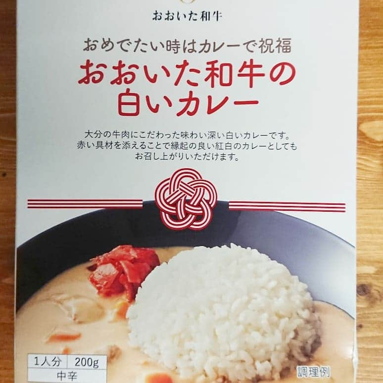 ニッチロー'さんのインスタグラム写真 - (ニッチロー'Instagram)「大分での『おおいた和牛の白いカレー』発売イベントにカレー伝導師ニッチロー’出演して来ました🍛 『おめでたい時はカレーで祝福』と、新しいカレー文化を根付かせるというしっかりとしたコンセプトとのあるレトルトカレー❗  白いカレーという驚きと、おおいた和牛が本当に美味しいので コンセプト、驚き、味と三拍子揃っています❗  坂井建設さんが作ったというのも面白いですね❗  #おおいた和牛の白いカレー #白いカレー #おおいた和牛 #レトルトカレー #カレー #おめでたい時はカレーで祝福 #坂井建設 #大分 #カレー大學エンタメ部 #カレー伝導師 #ニッチロー’ #curry」7月24日 10時52分 - nicchiro5.1