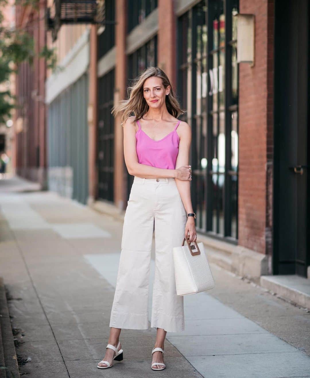 Anna Jane Wisniewskiのインスタグラム：「Sometimes, but not that often, I think pink. A cami on a hot summer day makes it easy. http://liketk.it/2DD8W #liketkit @liketoknow.it #LTKunder100 #everlane #chicagosummer 📸 @ironandhoney」