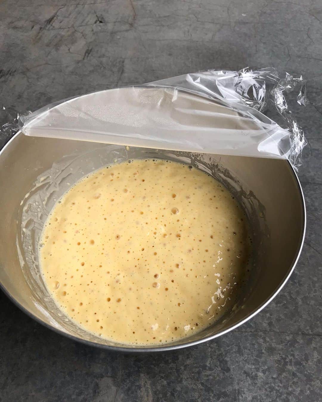 福田淳子さんのインスタグラム写真 - (福田淳子Instagram)「【ブリュッセルワッフルの作り方です】 イーストで生地を発酵させて作ります。カリッとしてて、中はふわふわもっちり。甘さひかえめで、朝ごはんにもぴったりです。素材の持つシンプルなおいしさを味わってください。 ＜材料＞ ☆薄力粉　45g ☆強力粉　45g ☆塩　少々  牛乳　120ml 砂糖　20g ドライイースト　小さじ１（３g） 卵　１個　（室温に戻しておきます）  食塩不使用バター　30g ＜作り方＞ １．大きめのボウルに☆を入れて泡立て器で混ぜておく。 ２，牛乳を40度くらい（目安はぬるめのお風呂の温度）温めてイースト、砂糖を加えて混ぜる。 ３，小さめのボウルに卵を割りほぐし、２を加えて混ぜる。 ４．１に３を少しずつ加え混ぜる。 ＊粉類に液体類を加えるのがポイントです！ ５，ラップして暖かい場所に置く。（30〜60分）プクプクと発酵し倍の量になったら溶かしバターを混ぜて焼く。 ＜さらに細かくいうと＞ ◯我が家では「ビタントニオ」のワッフルメーカーを使っています。スクエアのプレートを使うときっかり4枚分になります。 ◯薄力粉＋強力粉がふわふわもっちりの秘訣です。 ◯イーストは50度を超えると動きが悪くなり、60度では完全に死滅します。牛乳の温度が45度を越えないようにしましょう。 ◯混ぜる時に粉に液体が大事。ホットケーキ・パンケーキだと逆なんです。なんとなく液体に粉を加えたくなりますが注意してください。 ◯発酵時間は温度と湿度と生地温度に左右されます。この時期はだいたい30〜60分の間。今日で40分くらい。冷蔵庫から出したての卵使うと発酵に時間がかかります。暑い時期は涼しい場所に置いてくださいね。ボールの中が35〜40度くらいがいい温度帯です。 ◯いい感じに発酵したらすぐ焼きます。10分くらいならば待てますが、ある一定以上進むと過発酵になって膨らみが悪かったり、酸味が出たり、アルコール臭がします。 ◯バターを混ぜると、一旦泡は消えます。焼くとちゃんと膨らみます。 ◯焼き方はお持ちのワッフルメーカーにあわせてどうぞ。 ◯愛用中のビタントニオのワッフルメーカーは火力が強いので、カリッと焼けるのが魅了。最初に焼く時に予熱少し長めに取るのがポイントです。 ◯まずは焼き立てをそのままどうぞ！途中で粉砂糖ふったり、酸味のあるジャムをつけるのがお気に入りの食べ方です。 ◯冷めたのも、これまたおいしいので（味がこなれる感じ）こちらもぜひ食べてみてください。  普段はレシピの公開はここではしないのですが、みなさまにワッフルのおいしさが伝わったらいいな、と思ってレシピを書きました。ワッフル大好きなんです。 特にブリュッセルワッフルはあんまり注目されることがないのですが、地味においしいお菓子だと思っています。なので、ぜひぜひ作ってみてくださいね。  さらに「もっといろんなワッフル作りたい〜」という人は、ぜひ『ビタントニオでかんたん焼き菓子』という本をご覧いただけるとうれしいです。この中のポテトワッフルとゴールデンワッフルも大好きなレシピです。  #waffle #brusselswaffle  #brusselwaffle  #ワッフル #ブリュッセルワッフル #ワッフルだいすき #改行がおかしくてごめんなさい #投稿できてない写真があって再度アップしました。」7月24日 10時57分 - junjunfukuda