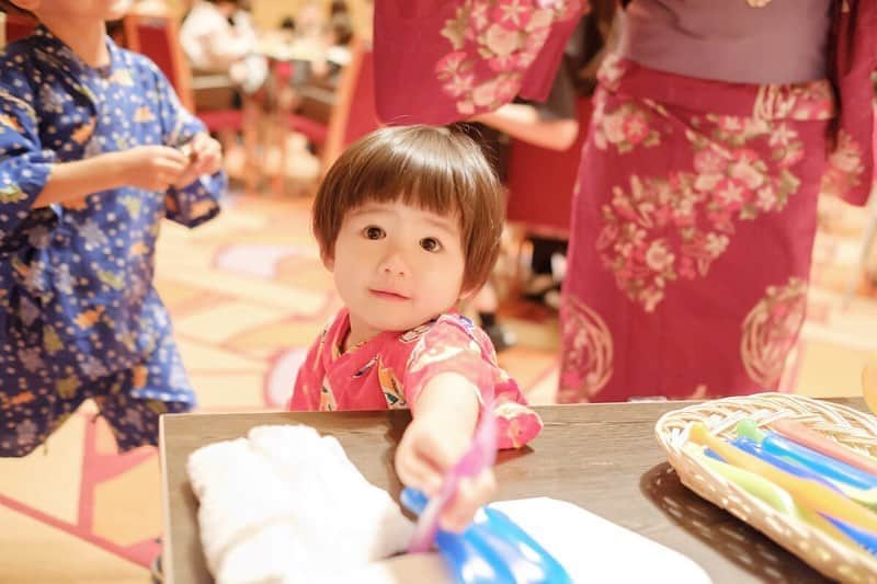 関有美子のインスタグラム：「👶👶👶👶👶👶 . . 先日の七夕パーティー✨ ご近所ママ友達と アメリカンクラブへ💕 . . 息子 5歳 姫 1歳 2人ともあっという間に大きくなりました。 輪投げやヨーヨー釣りなど 子供たちも大喜び🤗 昔は興味なかったけど こういう七夕なら悪くない。 . . 動物園も 水族館も 博物館も ただの公園も ただの道も 子供達と一緒だと 今まで見ていた景色と 変わって見えるから不思議。 小さな事が大きく感じて 大人になって 色々気付かなくなっていたのは自分だと 見えてくる。 . . 変わったのは自分なのに 世界のせいにしちゃう。 . . .  子供達と一緒に 小さな発見を大切に 足元にある幸せを 拾って生きていきたい。 沢山幸せは落ちてるのに 忙しいとついつい 上を見ちゃう。 キリなんてないのにね。 . . と、たまには真面目に。笑 . . . #七夕#二児の母#兄妹#5歳#年長#１歳#4歳差#アメリカンクラブ#七夕パーティー#育児#japan#浴衣女子#妹の方が髪多い#兄ちゃん元ハゲ#未だに前髪薄い#毛多い姫#毛薄い兄#交換したって」