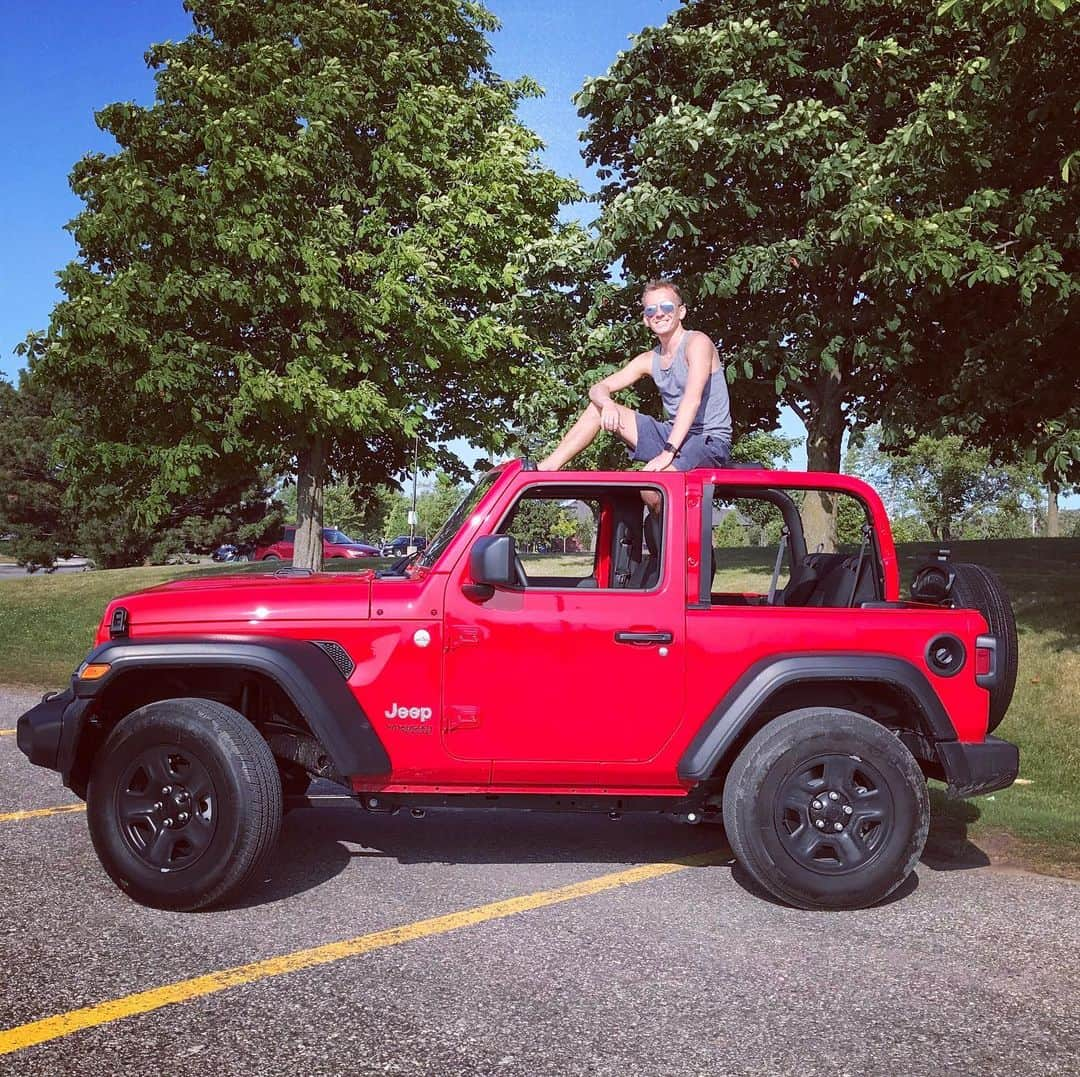 アンドレイ・ロゴジンさんのインスタグラム写真 - (アンドレイ・ロゴジンInstagram)「Super nice day to take the whole top off 😎🚗☀️ #topless #itsabeautifulday #thesunisshining #ifeelgood #redwrangler #джип #классно #ранглер」7月24日 11時09分 - andreirogozine