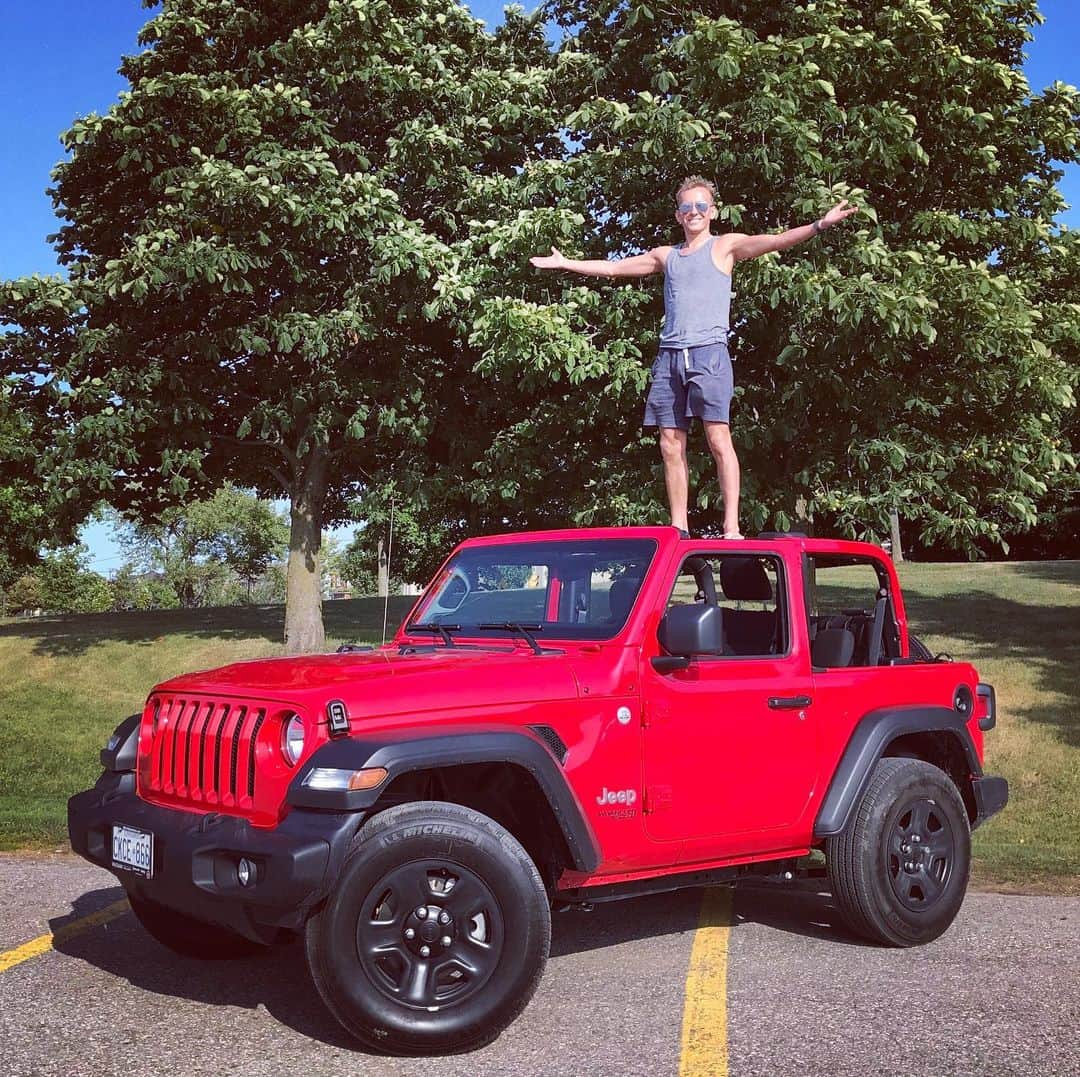 アンドレイ・ロゴジンのインスタグラム：「Super nice day to take the whole top off 😎🚗☀️ #topless #itsabeautifulday #thesunisshining #ifeelgood #redwrangler #джип #классно #ранглер」