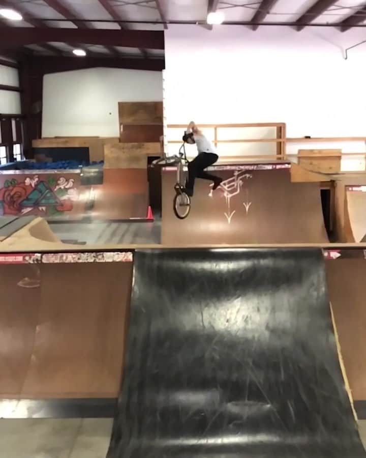 レッドブルのインスタグラム：「@danieldhers, redefining spin class 🚲 🎥: @marinrantes #redbull #givesyouwings #bmx #bikepark #bike #fromwhereiride #bikelife」