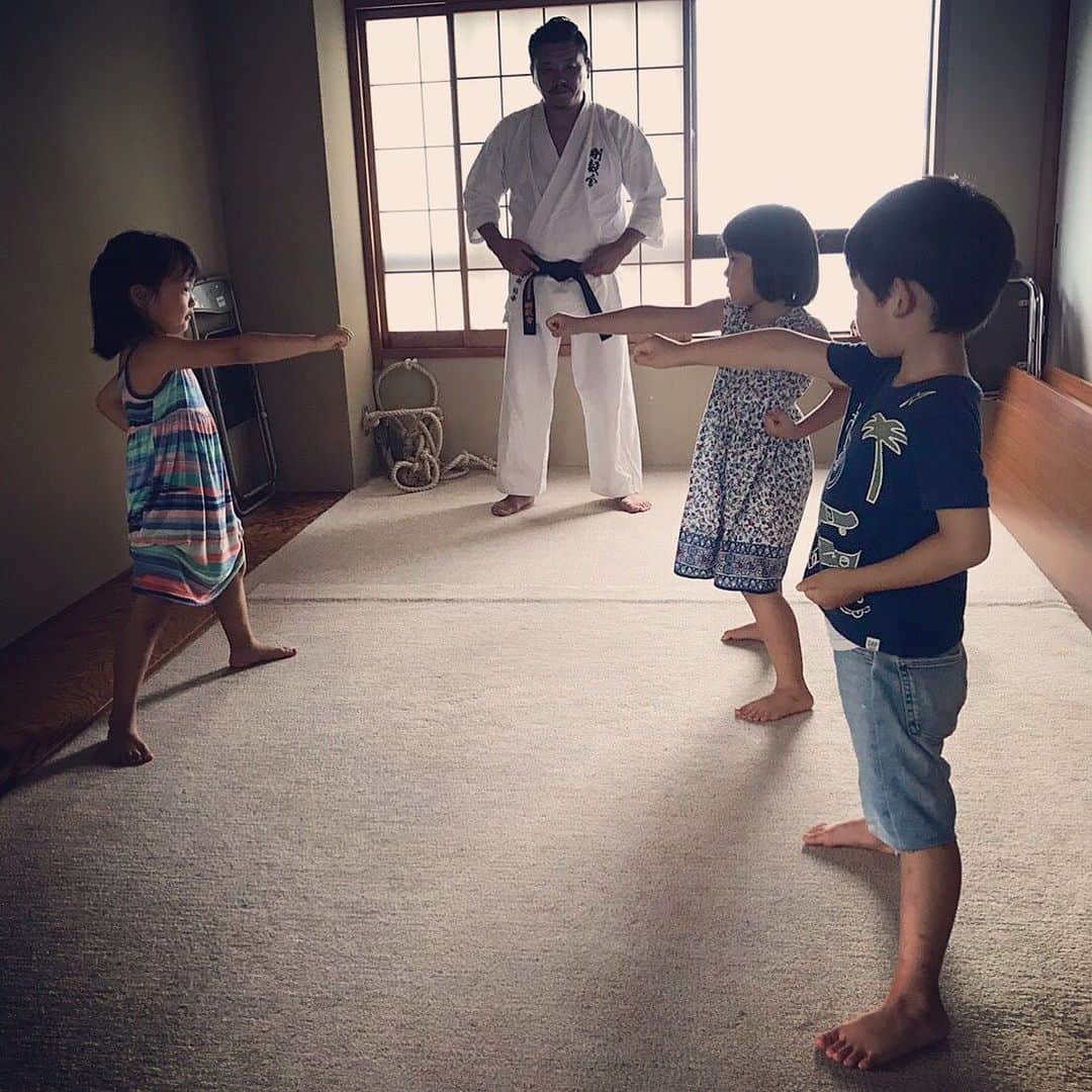 阿部裕幸さんのインスタグラム写真 - (阿部裕幸Instagram)「AACC七里ヶ浜空手教室 だいぶ形になってきました😊  直接カラダに突きや蹴りを当てる組手は行ないません。 型と基本を通じて 姿勢とカラダの使い方を学びます。 「ココロとカラダを強くする」 七里ヶ浜自治会館 16:00-17:00 押忍👊🏻 Shichirigahama karate class started.  Every Friday 4:00pm-5:00pm in Shichirigahama Jichikaikan. Osu.  #aacc #aacckarate #karate #goukikaikarate #空手 #剛毅會空手 #七里ヶ浜 #osu #shichirigahama #鎌倉 #kamakura #実践武道 #ココロとカラダを強くする #baby #mygirl #こゆるやま #4歳 #7月生まれ #myboy #myson #3歳 #4月生まれ #姉弟 #仲良し #かんたまる #いとこ」7月24日 11時04分 - abeani111