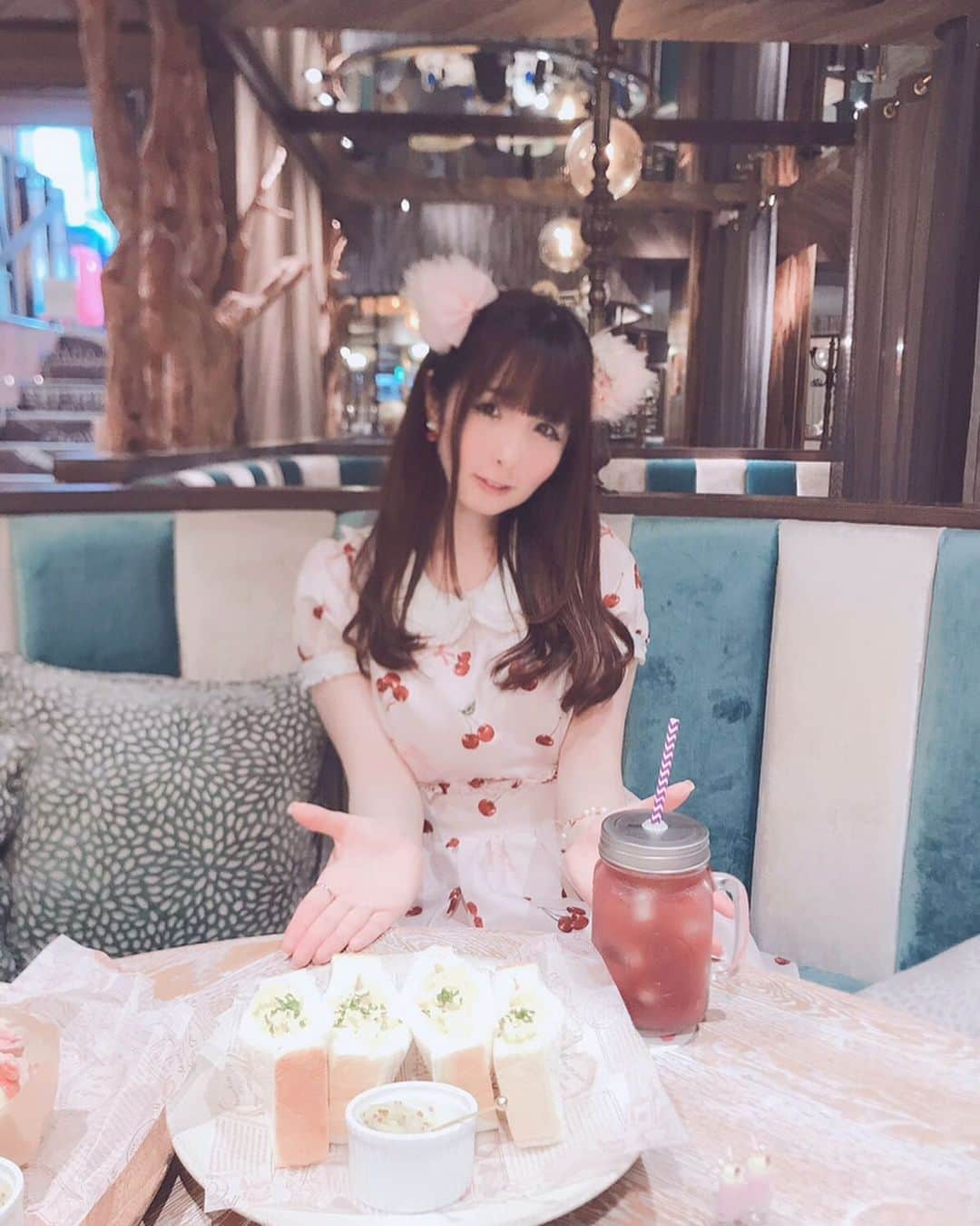 伊藤芽衣さんのインスタグラム写真 - (伊藤芽衣Instagram)「池袋にある﻿ お気にいりカフェ♡﻿ ﻿ East-142 さん﻿ は﻿ （@east.142 ） 総長とよく行きます…！﻿ ﻿ 内装おしゃれで﻿ ゆったりしていて﻿ 居心地がいいの◎﻿ ﻿ #east142 #池袋カフェ #lunch﻿ #池袋  #おしゃれカフェ #カフェ巡り  #teatime ﻿ #スイーツ女子 #スイーツ部 #ねこみみ﻿ #kawaii #めいちカフェ巡り #ガーリーコーデ﻿ #カフェ好き #カフェ好きな人と繋がりたい﻿ ﻿」7月24日 11時07分 - itoumei