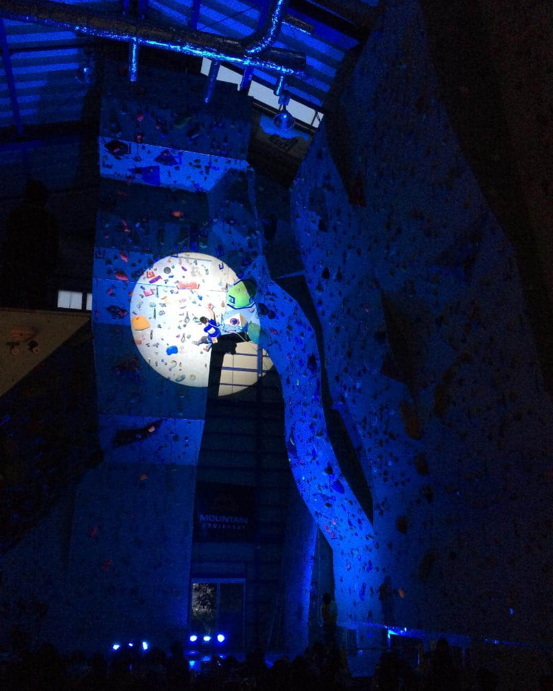 伊東秀和さんのインスタグラム写真 - (伊東秀和Instagram)「第2回ボルダリング小学生競技大会 JAPAN YOUTH BOULDERING 2019✨ 昨年からスタートした小学生大会が今年も開催🌈 今年も多くの後援、協賛企業や多くの人達の協力で開催することになりました！  自分が現役時代から数年前まで、ユース世代の成長を後押しする事を、目的とした、JAPAN YOUTH CUP💫 会場となるジムからスタッフまで、全ての関係者がボランティアから始まった大会も自分の中で、この大会での役目は終えたと感じ8年間で幕を閉じました。今でも忙しい中、ボランティアで集まってくれた40名ほどのスタッフや代表選手には感謝しています。 一緒にワールドカップを転戦していた日本代表選手や、スクール生、多くの協賛企業、会場となったPUMPやスクエアクライミングセンターの協力がなければ、若い世代の成長をサポートしたいというこの大会もスタートを切ることすら出来ませんでした。大会も本当にスタッフ一同が１つになり、温かい目で選手の登りを応援し、会場では素晴らしい一体感が生まれていたと思います。 今、大人になっているクライマーは参加した経験のある選手も多いと思います🌟 第3回目から8回目まで会場となったスクエアクライミングセンターでは、年々セッターが増えて楽になりましたが、ある年によっては、事前にスクエアに行き、予選から決勝まで、ほぼ全ての課題をぶら下がりでセットした記憶も懐かしい😅 この大会の下半期では、ユースを卒業した選手や生徒がセッターやゲストとして大会を手伝ってくれたのも思い出深いです🌈 そんな✨JAPAN YOUTH ✨が今の時代に、以前ヒデさんがやっていた活動を復活させたいという、多くの人達の熱い気持ちを聞き、その後昨年小学生の全国大会という形で実現する事になりました。今年も多くの協力があっての開催。子供達にとっても、スタッフにとっても思い出深い大会になるようにしたいと思います。 HPも公開。募集始まっています。全国からの申込みがわかる日本地図は力作です🌈全国からの参加楽しみにしてます！ https://japan-youth-bouldering2019.jbp.rocks/ @orientalbio1991 @koujitsusansou @gravityresearch @asakusa_climbing #tokyoinkarami #テレビ朝日 #オリエンタルバイオ #好日山荘 #浅草クライミング #小学生 #bouldering #大会 #成長 #サポート」7月24日 11時07分 - hide9a2019