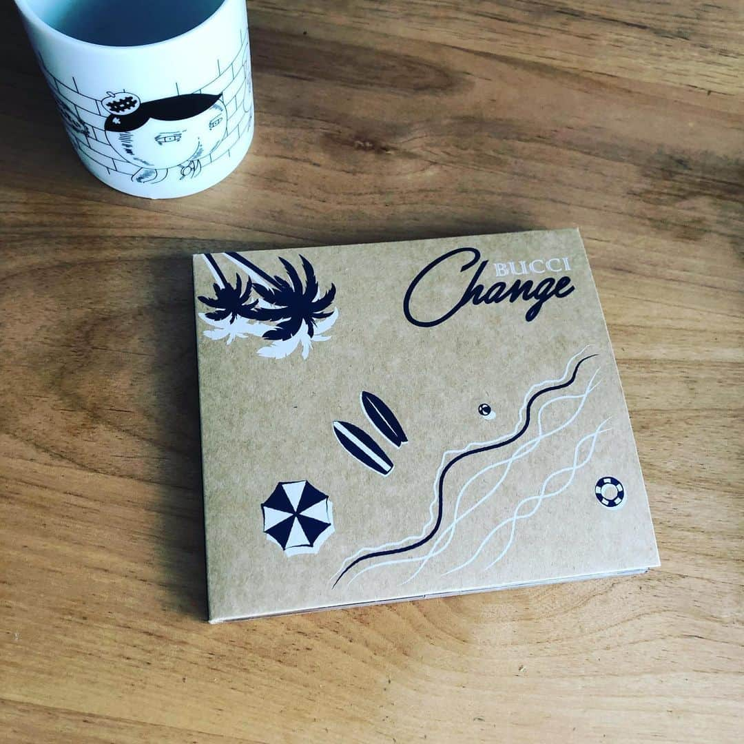 コシバKENさんのインスタグラム写真 - (コシバKENInstagram)「. BUCCI 2nd album 「change」. リリースおめでとう。. . なんだか気分良くなる1枚。. . さぁ元気でた。. 今日もいくかね。. . . #ETKING #BUCCI #newalbum #ジャケもシャレとる #こだわり #おしりたんていを添えて」7月24日 11時17分 - koshibaken08