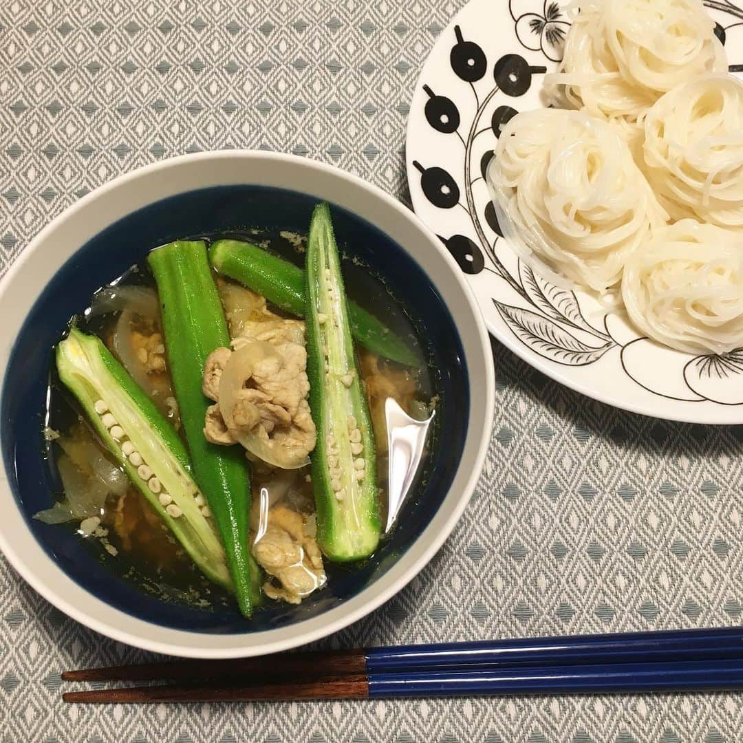 LEEさんのインスタグラム写真 - (LEEInstagram)「夫不在の夕食は、子どもたちが大好きな「麺料理」になる確率が非常に高いわが家。﻿ 8月号「夏休み毎日麺カレンダー」に助けられています！﻿ ﻿ 水曜日はオクラの日。ワタナベマキさんの「オクラ、豚肉、玉ねぎのカレーつけ麺」を作りました。﻿ ﻿ 子どもたちが辛いのが苦手なので、カレー粉を半量にしてみましたが、‌半量でもおいしかったです。﻿ ﻿ にんにくとごま油の風味＋カレー味が食欲をそそる！　子どもたちも、「これ、毎日食べたい！」と大喜び♪﻿ ﻿ 少し油が入ることで、そうめんの麺がよくほぐれるので、次はスープジャーにつけ汁を入れて「そうめん弁当」にしてみようかな～。﻿ （ライター・Y子）﻿ ﻿ #magazinelee #LEEweb﻿ #LEEレシピ﻿ ﻿ 作ってくださった方は ﻿ #LEE麺﻿ #夏休み毎日麺カレンダー ﻿ でぜひ投稿してください！﻿ ﻿ #オクラ #豚肉 #カレー #つけ麺﻿ #おうちごはん #毎日ごはん #かんたんごはん﻿ #foodie #instafood #料理 #麺スタグラム」7月24日 11時11分 - magazinelee