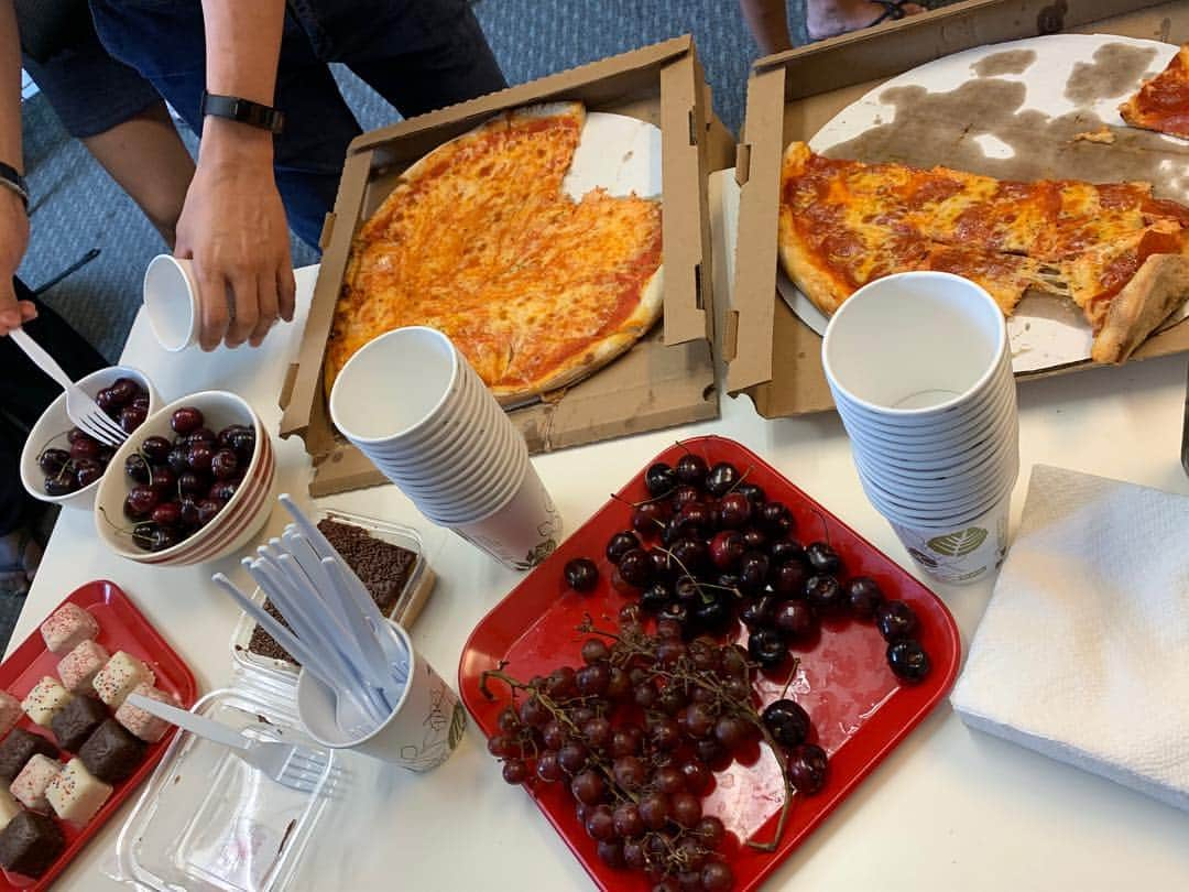 早川茉希さんのインスタグラム写真 - (早川茉希Instagram)「On the last day,we had a party with our teachers at @teachinghouse 🍕🥂 It was nice meeting you guys! If you ever come to Japan,please get in touch🤗  シカゴでは短期で５カ所の語学学校に通った！ それぞれ授業内容も、クラスメイトの出身地も特徴があって 素敵な出逢いに沢山恵まれました💓✨ ・ 思えば、ほとんどの学校で クラスメイトに日本人がおらず🤔 その環境も、自分にとっては良かったなと思いました🥰  来月ニューヨークに引っ越すので また新しい学校を探し中です🧐🏫 ・ #englishlearning #chicago #teachinghouse #englishlearners #シカゴ #シカゴ生活 #語学学校 #英語勉強中 #英語 #文化交流 #大人になってからの勉強は楽しい #アメリカ暮らし #海外生活」7月24日 11時11分 - maki_hayakawa