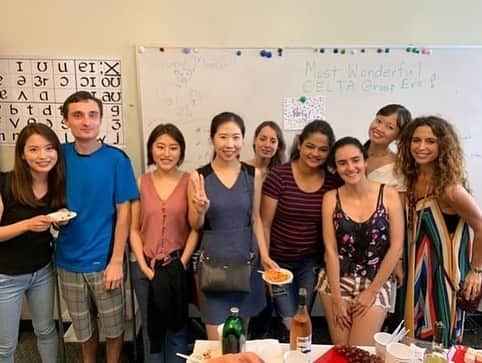 早川茉希さんのインスタグラム写真 - (早川茉希Instagram)「On the last day,we had a party with our teachers at @teachinghouse 🍕🥂 It was nice meeting you guys! If you ever come to Japan,please get in touch🤗  シカゴでは短期で５カ所の語学学校に通った！ それぞれ授業内容も、クラスメイトの出身地も特徴があって 素敵な出逢いに沢山恵まれました💓✨ ・ 思えば、ほとんどの学校で クラスメイトに日本人がおらず🤔 その環境も、自分にとっては良かったなと思いました🥰  来月ニューヨークに引っ越すので また新しい学校を探し中です🧐🏫 ・ #englishlearning #chicago #teachinghouse #englishlearners #シカゴ #シカゴ生活 #語学学校 #英語勉強中 #英語 #文化交流 #大人になってからの勉強は楽しい #アメリカ暮らし #海外生活」7月24日 11時11分 - maki_hayakawa