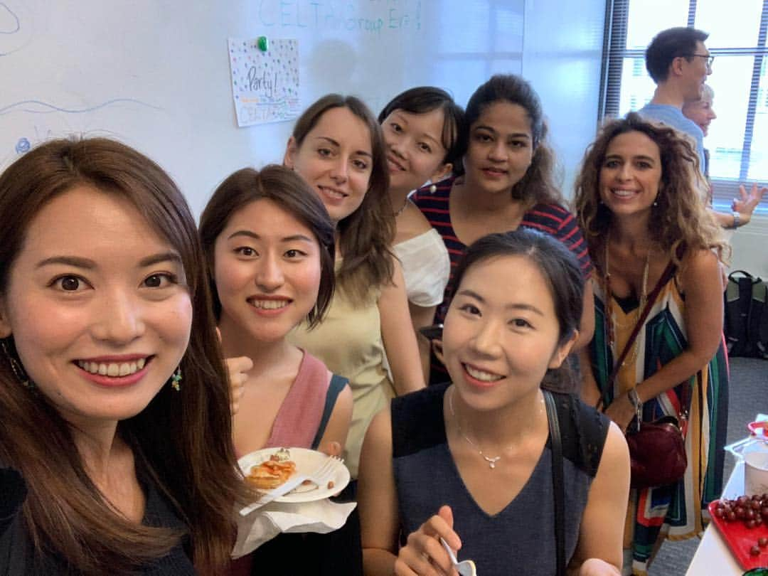 早川茉希さんのインスタグラム写真 - (早川茉希Instagram)「On the last day,we had a party with our teachers at @teachinghouse 🍕🥂 It was nice meeting you guys! If you ever come to Japan,please get in touch🤗  シカゴでは短期で５カ所の語学学校に通った！ それぞれ授業内容も、クラスメイトの出身地も特徴があって 素敵な出逢いに沢山恵まれました💓✨ ・ 思えば、ほとんどの学校で クラスメイトに日本人がおらず🤔 その環境も、自分にとっては良かったなと思いました🥰  来月ニューヨークに引っ越すので また新しい学校を探し中です🧐🏫 ・ #englishlearning #chicago #teachinghouse #englishlearners #シカゴ #シカゴ生活 #語学学校 #英語勉強中 #英語 #文化交流 #大人になってからの勉強は楽しい #アメリカ暮らし #海外生活」7月24日 11時11分 - maki_hayakawa