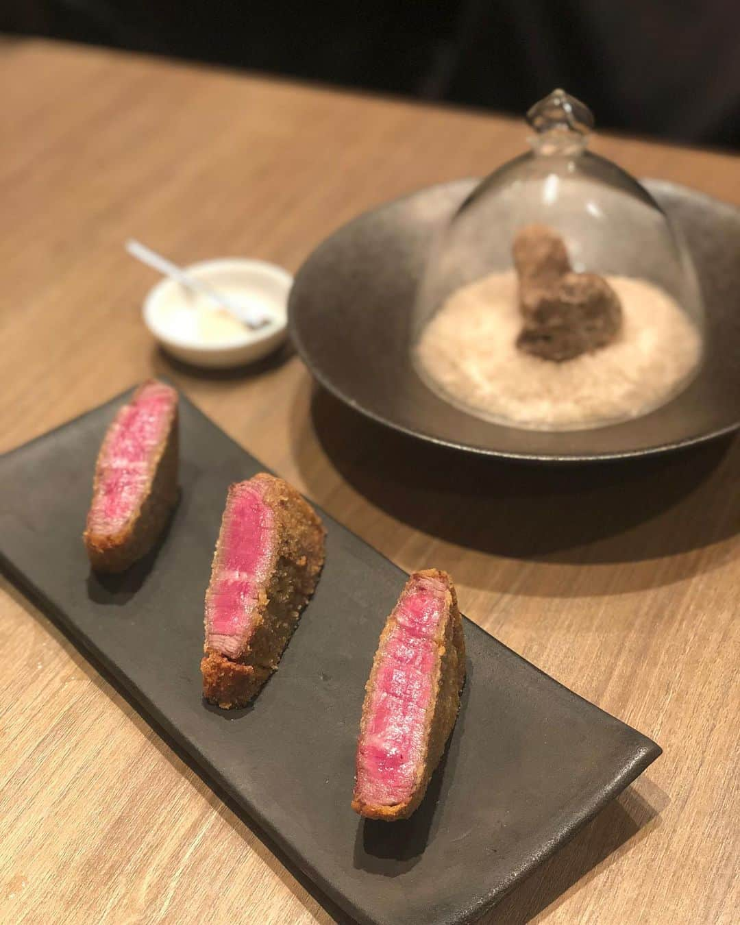 森暖奈さんのインスタグラム写真 - (森暖奈Instagram)「美しいお肉を目の前に嬉しそうすぎる一同。笑 久しぶりにおいしーーい焼肉食べた🥺💖 だいすき2人と天使2人を目の前においしいお肉食べて終始幸せだった🤤  あやすけ焼肉食べた次の日に産まれたって言ってたし早く産まれてきてくれないかなぁぁ👶待ってるよ❤️ 次はママ3人と天使3人だね👼  #あげなおしごめんなさい🥺 #pregnancylife#妊婦生活#妊娠10ヶ月#臨月#ママ#ushigoro#ushigoro西麻布#焼肉#yakiniku」7月24日 11時11分 - moriharuna71