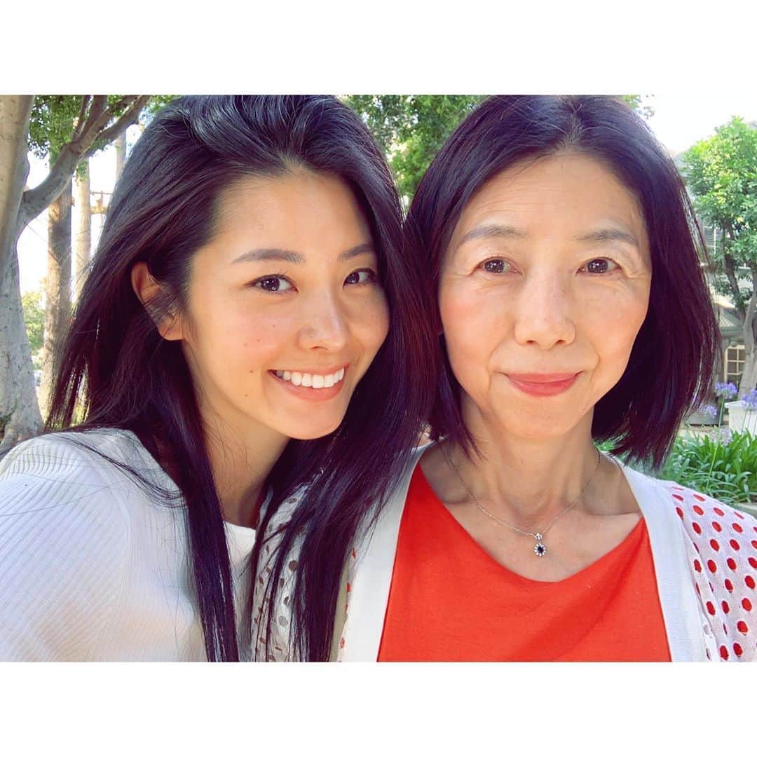 福山智可子のインスタグラム：「美容院with my mom ❣️ 今日のトップスは @wdot_official のだよん😀 #TOPLOG @toplog_official からぜひチェックしでみてねー #WDOT #ダブルドット #島袋聖南 #TOPLOG」