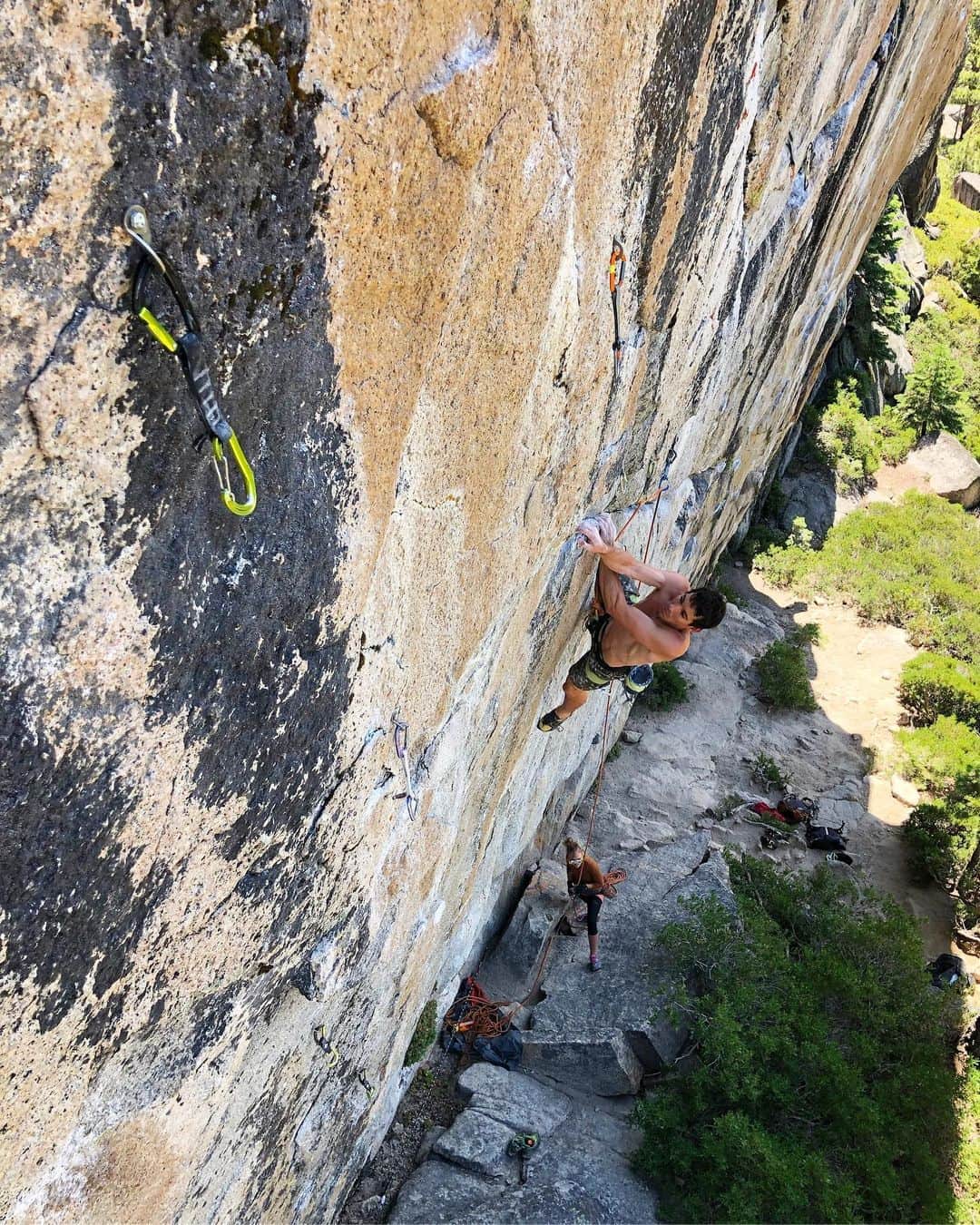 アレックス・オノルドのインスタグラム：「I love having a local crag where you can get out for a 3 hour sess in the middle of a busy day. Photo by @_charlie_barrett of me climbing another one of his nice new 5.13’s at Pie Shop.」