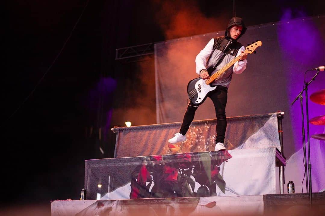 ジャスティン・ヒルズのインスタグラム：「Washington was tight! @rockstardisrupt #disruptfestival @ernieball @music_man #ernieball」