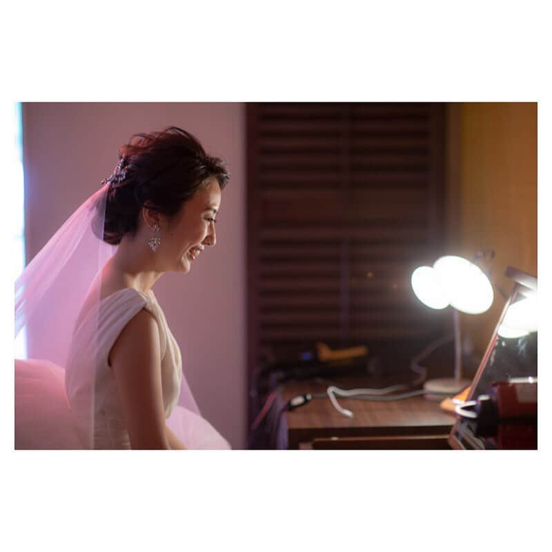 のインスタグラム：「· 始まりの時。 お支度シーン。 · ファーストミートに向けて。 · #photoby_naoya  #laviefactory #laviefactoryfukuoka #ラヴィファクトリー #ラヴィファクトリー福岡 #生きる写真 #ハートのある写真 #前撮り #結婚式 #結婚式準備  #洋装前撮り  #和装前撮り #フォトレイト #ウェディングニュース #プラコレ  #ウェディングフォト #weddingphoto #wedding #プレ花嫁応援し隊 #ウェディングソムリエ #2019夏婚 #2019秋婚 #ファインダー越しの私の世界 #写真好きな人と繋がりたい」