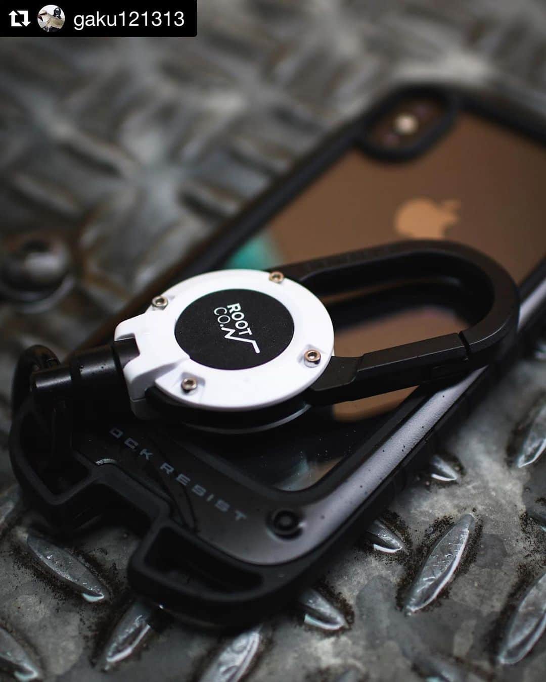 のインスタグラム：「. @gaku121313 様、ご愛用ありがとうございます。 ・ Repost from @gaku121313 NEW ROOT√CO. SHOCK RESIST CASE⛓ 下部にカラビナループがあるのでカメラ撮影でもカラビナが映り込まないから重宝します。電話の時も楽になりました。そしてカッコいい。 #rootco #SHOCKRESISTCASE #アウトドア #キャンプ #バス釣り #ブラックバス #bassfishing  #fishing #🎣 #shimano #daiwa #シマノ #ダイワ #deps  #thewaterismystadium #garyyamamoto #釣り #バスフィッシング #ルアー #lure #lurefishing #swimbaitunderground #angler #bokehkillers #abugarcia」