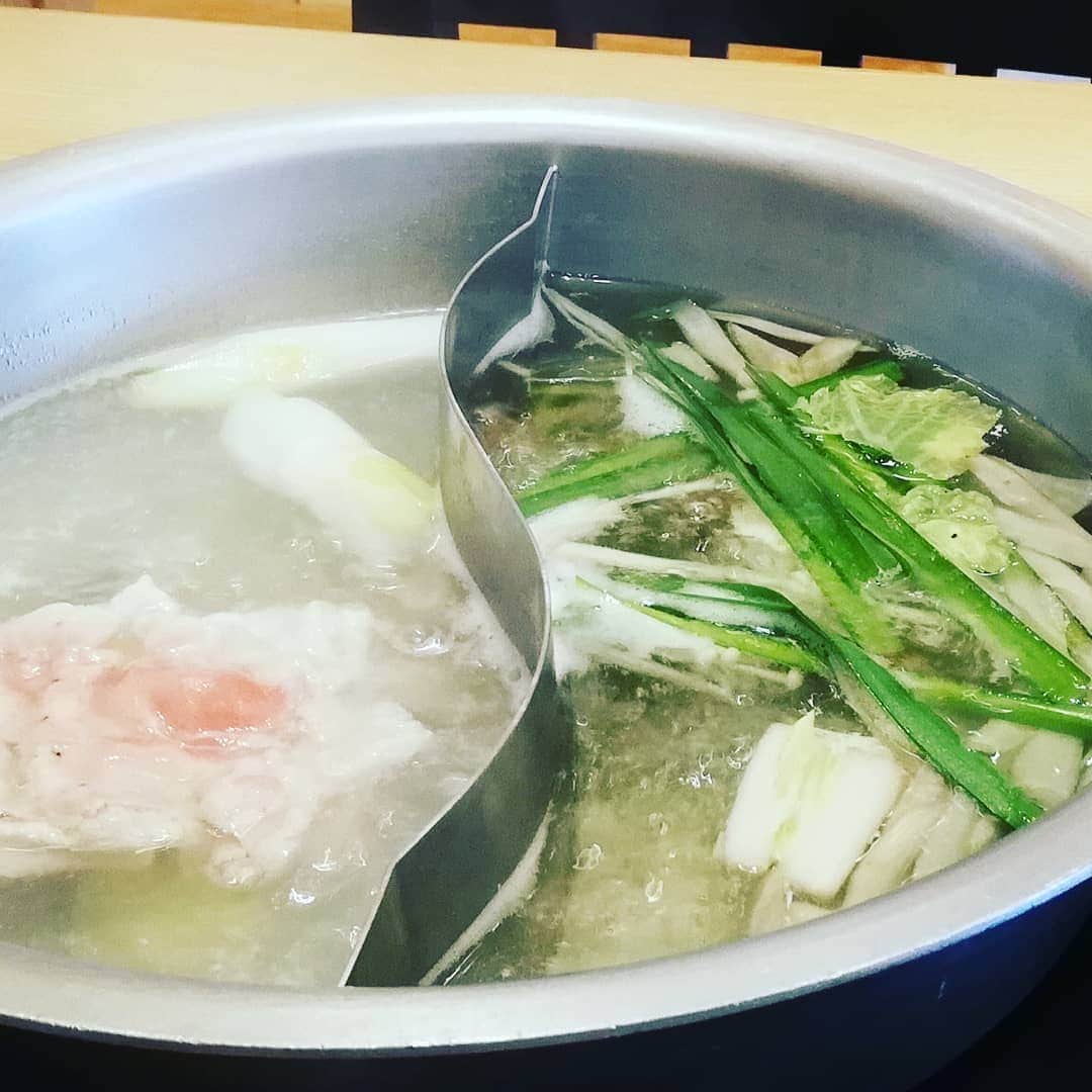 松本隆博のインスタグラム：「。 昼からシャブってすまん。 野菜を欲してたんだ。。 ヽ(*´∀｀)ノ 豚しゃぶ2皿と野菜全部 食べ放題ってこれで… 780円って安すぎだろー？ (*Ü*) ご飯も中華麺もうどんも 食べ放題なんだぜー。  シャーワセだぁ～」