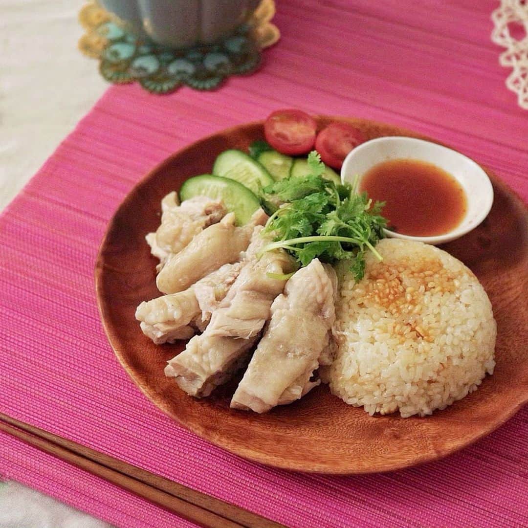 のインスタグラム：「大好きなシンガポールチキンライスの日✨ . イオンで購入した @topvaluofficial のグリーンアイの鶏肉やお野菜たちを使って作りました😊 . グリーンアイの商品は安全安心、美味しさにこだわった商品だから、体に優しいだけじゃなくて味も美味しくてお気に入り♡ . . . #トップバリュグリーンアイ #グリーンアイPR  #myhappygreen #シンガポールチキンライス #ハイナンライス #チキンライス #カオマンガイ #海南鶏飯 #パクチー #お家ご飯 #おうちごはん #エスニック #お家ランチ #おひるごはん #家ごはん #おうちランチ #エスニック」
