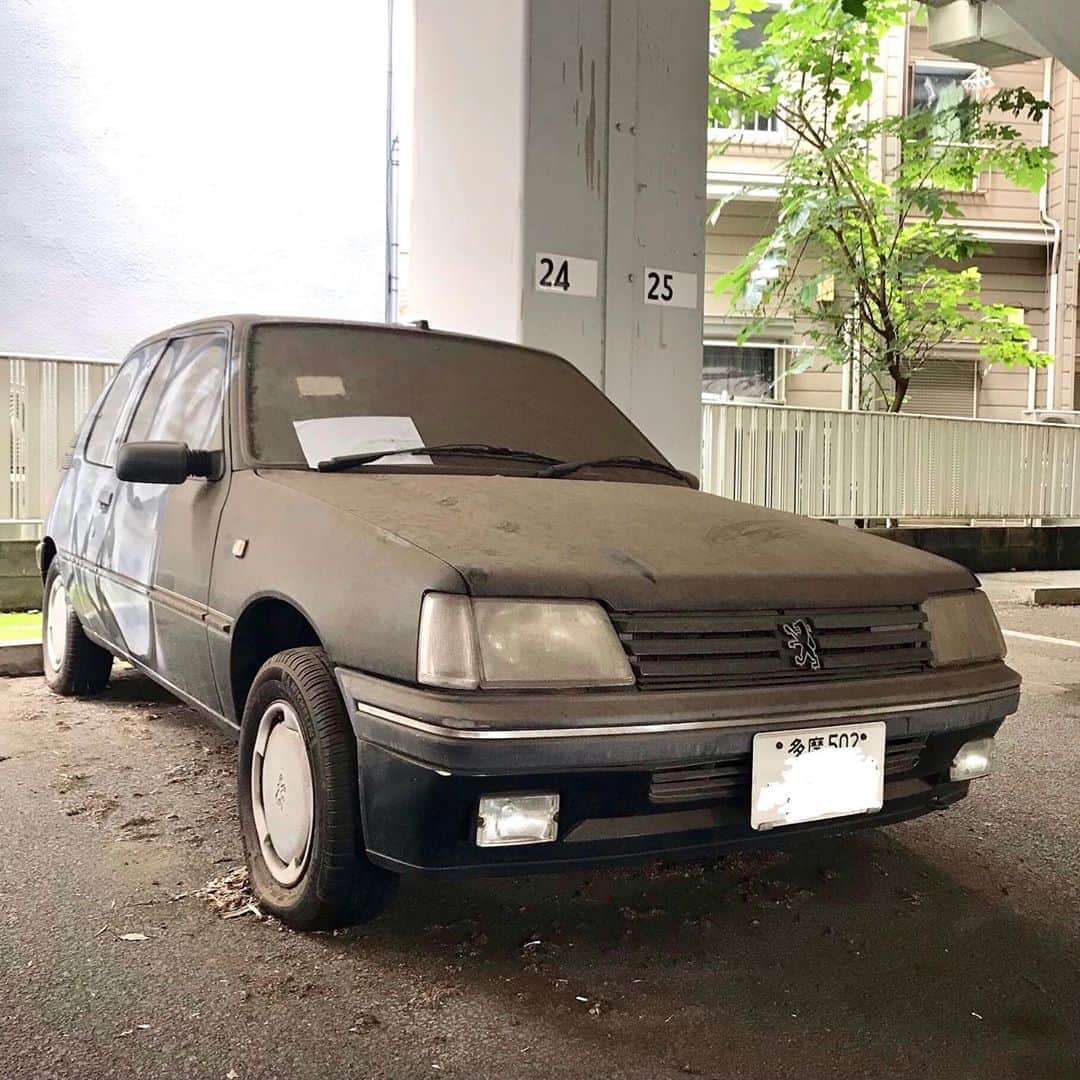 江口寿史のインスタグラム：「近所の駐車場に長いこと放置されてるプジョー205。埃まみれで落書きなんかされちゃって可哀想な惨状。いい車なのにな。」
