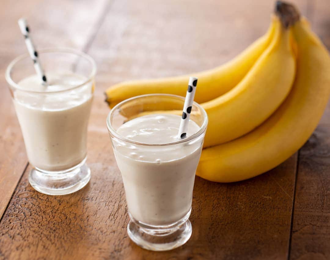 のインスタグラム：「昨日【マツコの知らない世界】で🍌バナナジュース🍌が取り上げられていましたね🎶 * 今回はそんな話題の 🍌バナナジュース🥛 のレシピをご紹介✨ * 砂糖要らずの濃厚バナナジュース🎵熟した冷凍バナナと生のバナナを使うのがポイント‼️ * 材料（2人分✌️） ・熟した冷凍バナナ140ｇ ・バナナ1本 ・牛乳80ml * 「冷凍バナナ」は、十分に熟したバナナ（シュガースポットが出た状態）を冷凍するのがポイント💡 皮をむいて1㎝厚さの輪切りにし、冷凍してください❄️ * * 作り方 1.材料をミキサーに入れ、なめらかになるまでよく撹拌する🔄 * 2.グラスに1を注ぐ🎶 * * #マツコの知らない世界 #ドール #バナナ #冷凍バナナ #バナナジュース #フルーツジュース #スイーツ #デザート #レシピ #フルーツ #dole #banana #foodie #instafood #icecream #cooking #sweets #recipe #fruits」