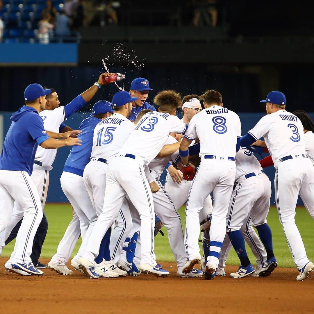 トロント・ブルージェイズさんのインスタグラム写真 - (トロント・ブルージェイズInstagram)「Sound the Smoak Alarm, we smell a #WALKOFF! Give us your 🔥 emojis! #BlueJaysWin」7月24日 12時01分 - bluejays