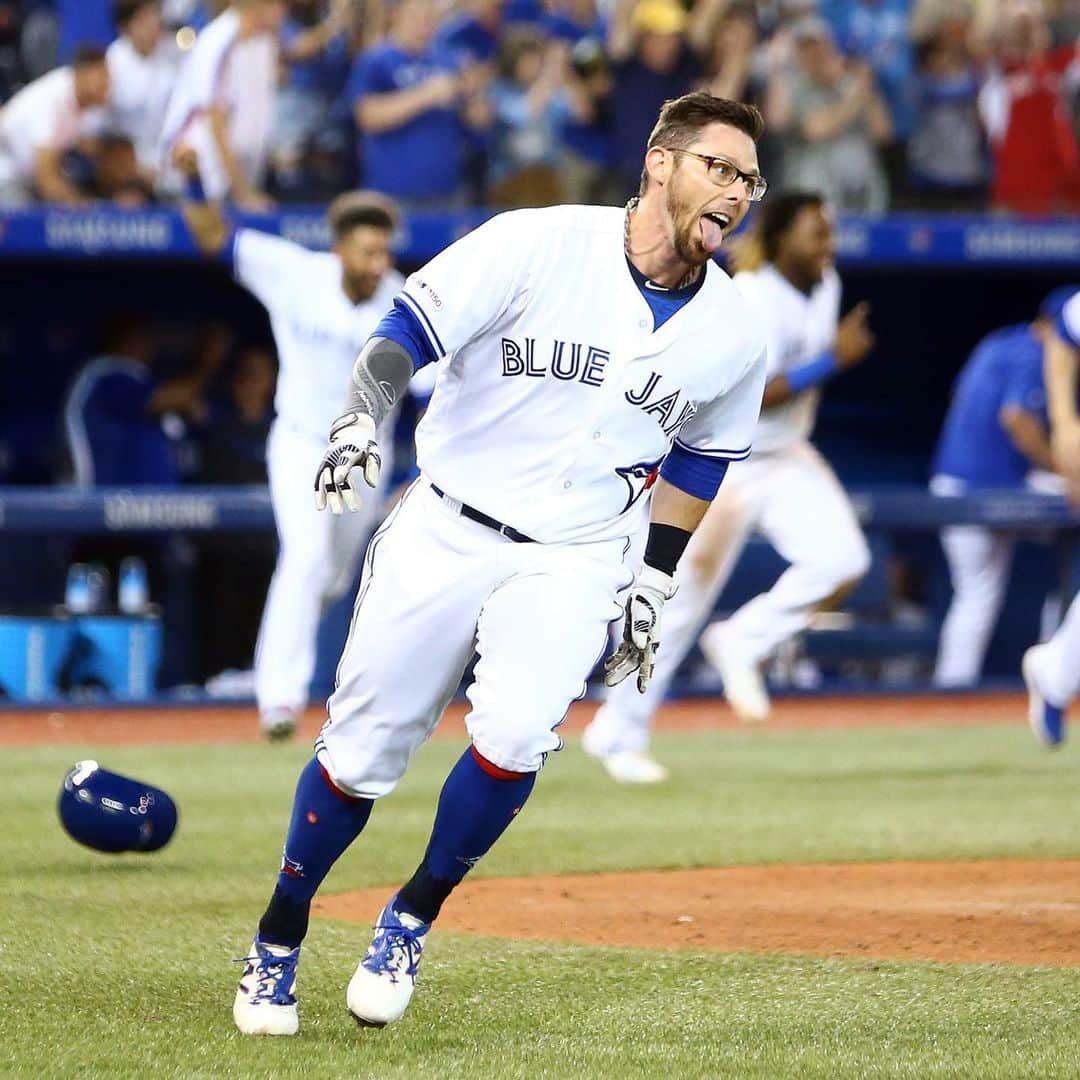 トロント・ブルージェイズさんのインスタグラム写真 - (トロント・ブルージェイズInstagram)「Sound the Smoak Alarm, we smell a #WALKOFF! Give us your 🔥 emojis! #BlueJaysWin」7月24日 12時01分 - bluejays