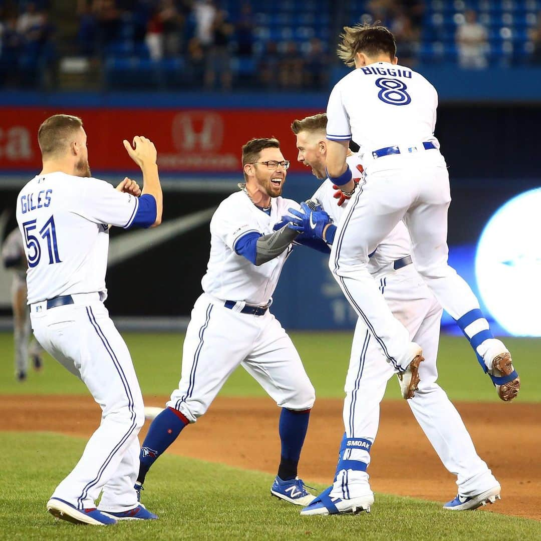 トロント・ブルージェイズさんのインスタグラム写真 - (トロント・ブルージェイズInstagram)「Sound the Smoak Alarm, we smell a #WALKOFF! Give us your 🔥 emojis! #BlueJaysWin」7月24日 12時01分 - bluejays