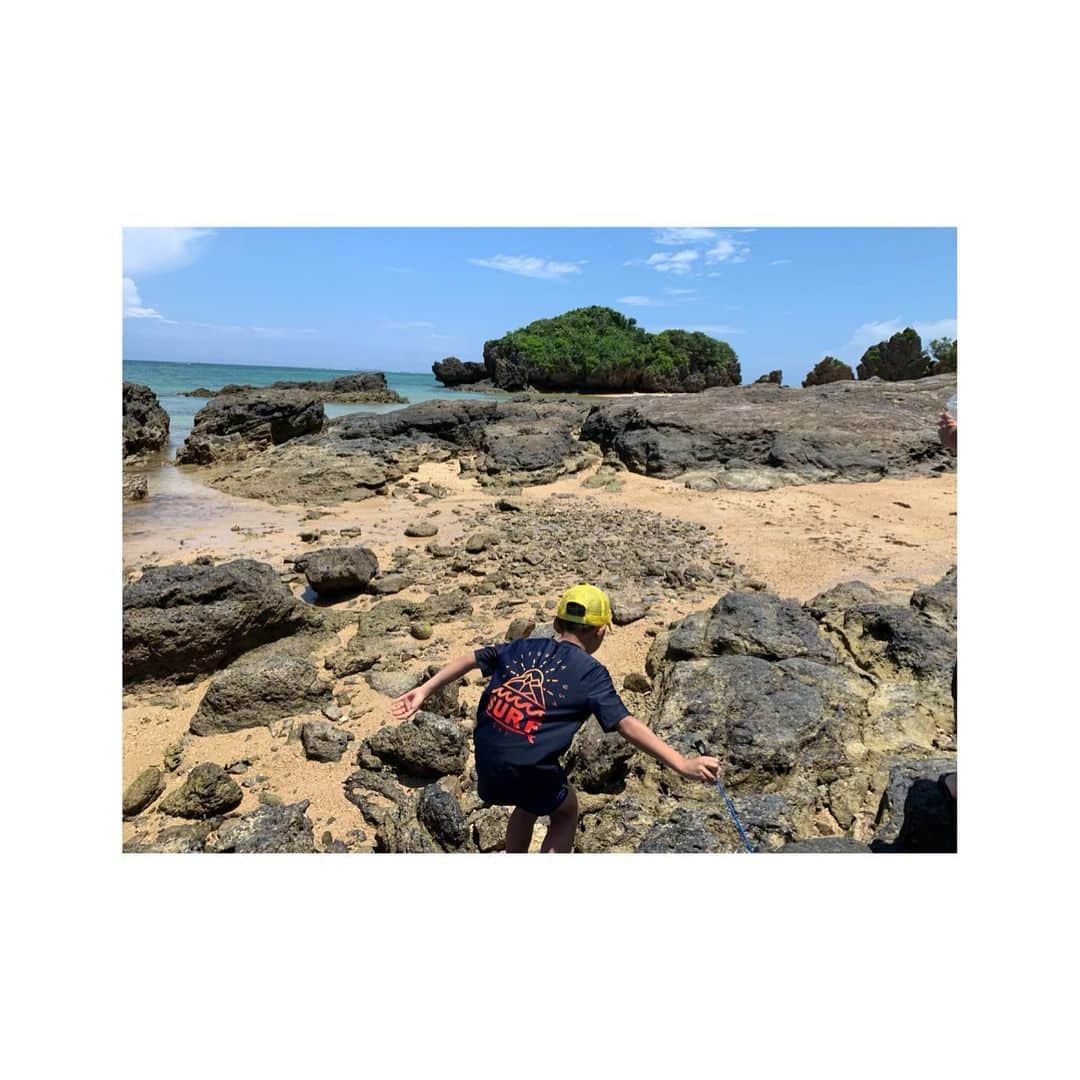 真樹麗子さんのインスタグラム写真 - (真樹麗子Instagram)「beach...🏝 #thehiramatsuginoza#ヒラマツリゾート宜野座#ホテル目前に広がる#手付かずのビーチ#手付かずの自然は美しい#ヤドカリさんもいっぱいいます🐚#お気に入りのヤドカリ君に息子がつけた名前はナチュナル🐚 #沖縄#宜野座#大自然の中で遊ぶ #夏休み#時間を味わう旅#宜野座の朝 #おいしい宜野座#真樹麗子の旅gram」7月24日 12時16分 - makiofficial_0718