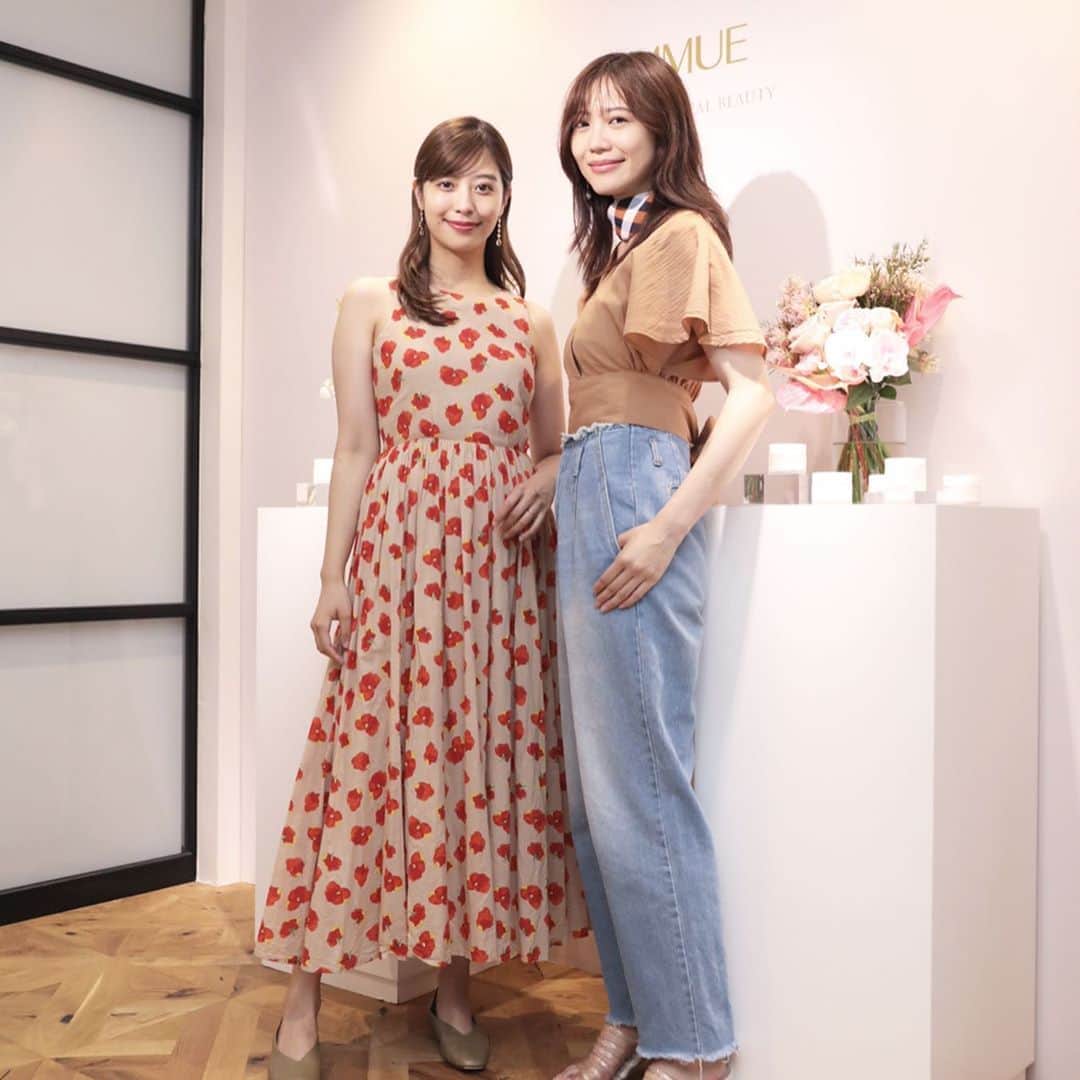 のインスタグラム：「私の周りでも圧倒的にファンの多い韓国コスメブランド @femmue_japan の新商品発表会へ行ってきました✨ . 会場入った瞬間からファミュのあの良い香り🤤💕 これだけでもうたまらない。。✨笑 . 今回は塗ったまま寝られるスリーピングマスクとカメリア(椿)のおしべを使ったスクラブが新しく登場。 しかもスリーピングマスクは韓国よりも日本が先に発売されるとのこと😳 それくらい日本にたくさんのファンいるということなんでしょうね👏🏻✨ . 会場で一足先にお試しさせていただいたのですが、ちょっと何も言わずに5枚目見てもらっていいですか？（笑） これ片方の手だけスクラブやった後に撮った写真なんですが、もうさ、写真でもわかるくらい全然違くない？？ やってない方の手が恥ずかしいくらいスクラブだけでこの違い、、😭 . スクラブってジャリジャリーでゴワゴワーなイメージ？ある人もいるかもしれないけど、これはおしべを乾燥して細かく砕いたものが使われていて美容成分もたっぷり配合されているから、肌にも優しくむしろしっとりさせてくれる感じ。 肌の上でくるくるしてる間も気持ち良かったです。 . 私は歳と共にスクラブの重要性をすごく感じていて、これはなくてはならないアイテム。 写真でもわかる通り即効性ハンパないので😂 これだけで肌のキメ、トーンアップ、くすみオフが叶うというね🥺✨✨ もちろんめちゃくちゃ良い香りです！ . そしてこのスクラブをやったあとは角質も整っているから、スキンケアの浸透力がすごく上がるの！ これも左右の手で浸透具合が全然違くて悲しくなりました。（笑） スクラブをすることによってマスクの効果も抜群に上がるから、セット使いがおススメです💐 . スリーピングマスクは8/1から ファインピール(スクラブ)は8/21から発売されます。 夏の紫外線などで疲れた肌を労ってあげて下さいね☺️💕 . #femmue#cosmekitchen#makeupkitchen#naturalcosmetics#skincare#organiccosmetics#organic#mother#koreancosmetics#ファミュ#スクラブ#ピーリング#スリーピングマスク#韓国コスメ#マスク#コスメキッチン#コスキチ#メイクアップキッチン#オーガニック#オーガニックコスメ#ナチュラルコスメ#ふぁの感動シリーズ#敏感肌#敏感肌コスメ#スキンケア」