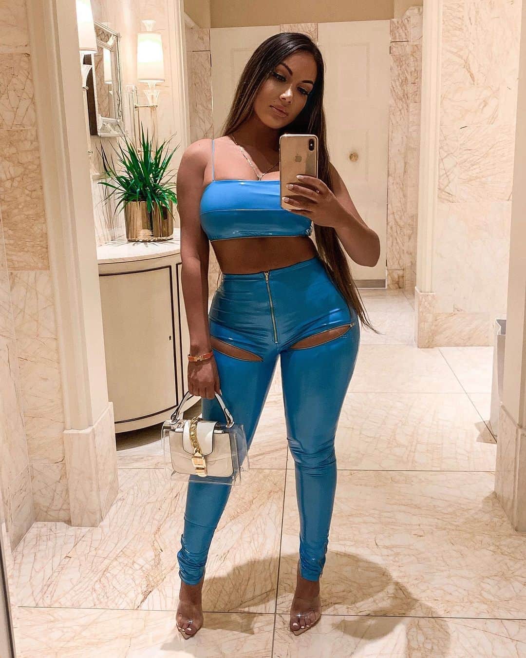 Aylen Aのインスタグラム：「Create trails that cant be followed ✨ Head to toe @fashionnova 💄」
