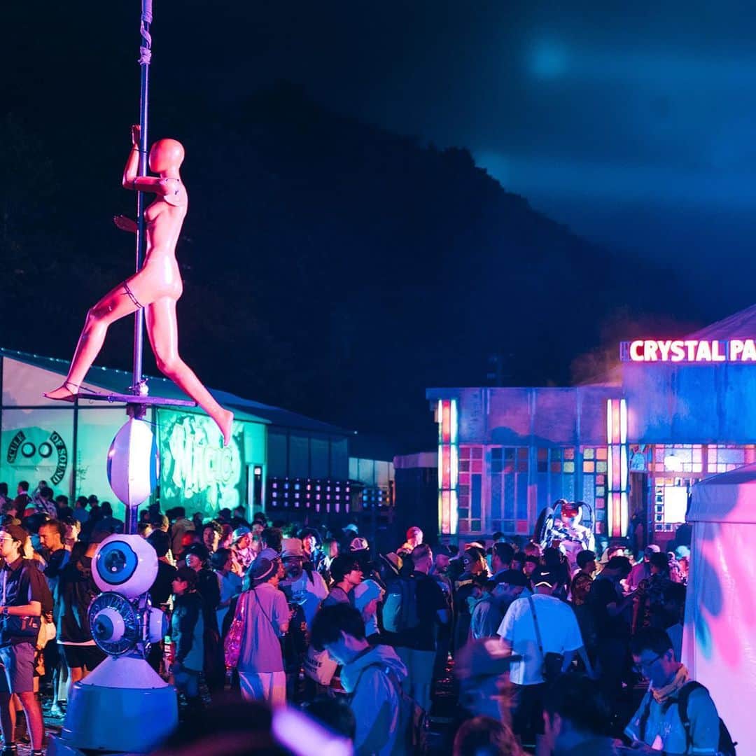 のインスタグラム：「毎夜深夜だけ出現する大人の遊園地🌙 #palaceofwonder 🎪 . —————————————— @fujirock_jp にて、シェアOKの投稿募集中📸  ハッシュタグ #fujirockpost を新規 or 過去の投稿に追加してください。フジロックにまつわる写真や、動画、アート作品などなどお待ちしております♩ Share ok 👉 #fujirockpost  #fujirock #fujirockfestival #フジロック」