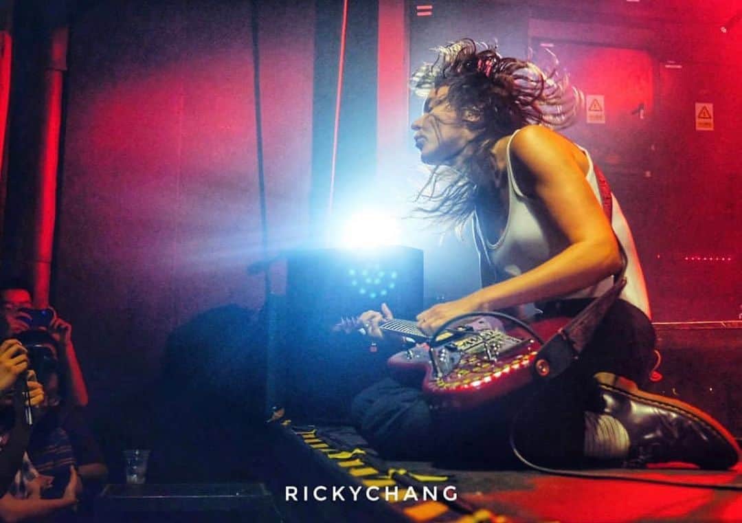 コートニー・バーネットのインスタグラム：「Beijing! Thanks for making our first show in China such a special one❤️❤️❤️ Photo by @rickychangphotography」