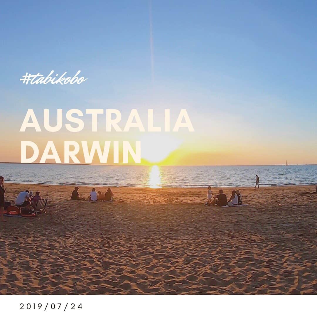 旅工房公式さんのインスタグラム写真 - (旅工房公式Instagram)「. 日本人初🌟オーストラリアの政府に認められた﻿ #オージースペシャリストアンバサダー 兼トラベル・コンシェルジュの田中さんが﻿ #オーストラリア #ダーウィン の魅力を教えてくれました🇦🇺🐨💓﻿ ﻿ ▽▽﻿ みなさんはオーストラリアのダーウィンという街を知っていますか？﻿ オーストラリア北部のノーザンテリトリーにある街で、一年を通して熱帯気候で暑いので、のんびりとした雰囲気があります🌿﻿ 国立公園で自然を満喫したり、ワニとの遭遇があったり、美しいサンセットをビーチから眺めたりと楽しいスポットがたくさん！﻿ 乾季と雨季があるので、観光は4〜10月頃の乾季がおすすめです🚶‍♀️﻿ ﻿ #ミンディルビーチ﻿ ダーウィンで美しい夕日を観るならやっぱりミンディルビーチ🏝﻿ 4〜10月の毎週木.日曜の夕方に開かれるマーケットでは﻿ 60カ国以上の多国籍な料理やドリンクと、音楽ライブなどが開催されます🌈﻿ アボリジニアートのグッズなども見つかるので、お土産にもぴったりですよ～！﻿ ﻿ #ダーウィンCBD﻿ 暑〜い日にはアイスクリームを🍦﻿ 6～8月頃までオーストラリアでは冬に当たりますが﻿ ダーウィンの冬はとても暑いです！﻿ #trampoline のアイスクリームは﻿ たくさんフレーバーがあるので迷ってしまいます💭💕﻿ ﻿ ﻿ #DeLaPlageCafé﻿ ビーチでのんびり贅沢に朝ごはん。🍽﻿ 新鮮なフルーツや野菜を使っていて見た目もかわいい！﻿ 綺麗な景色に囲まれて、ゆっくり朝食を食べることができます🍎﻿ ﻿ #旅工房 #tabikobo #australia﻿」7月24日 12時29分 - tabikobo