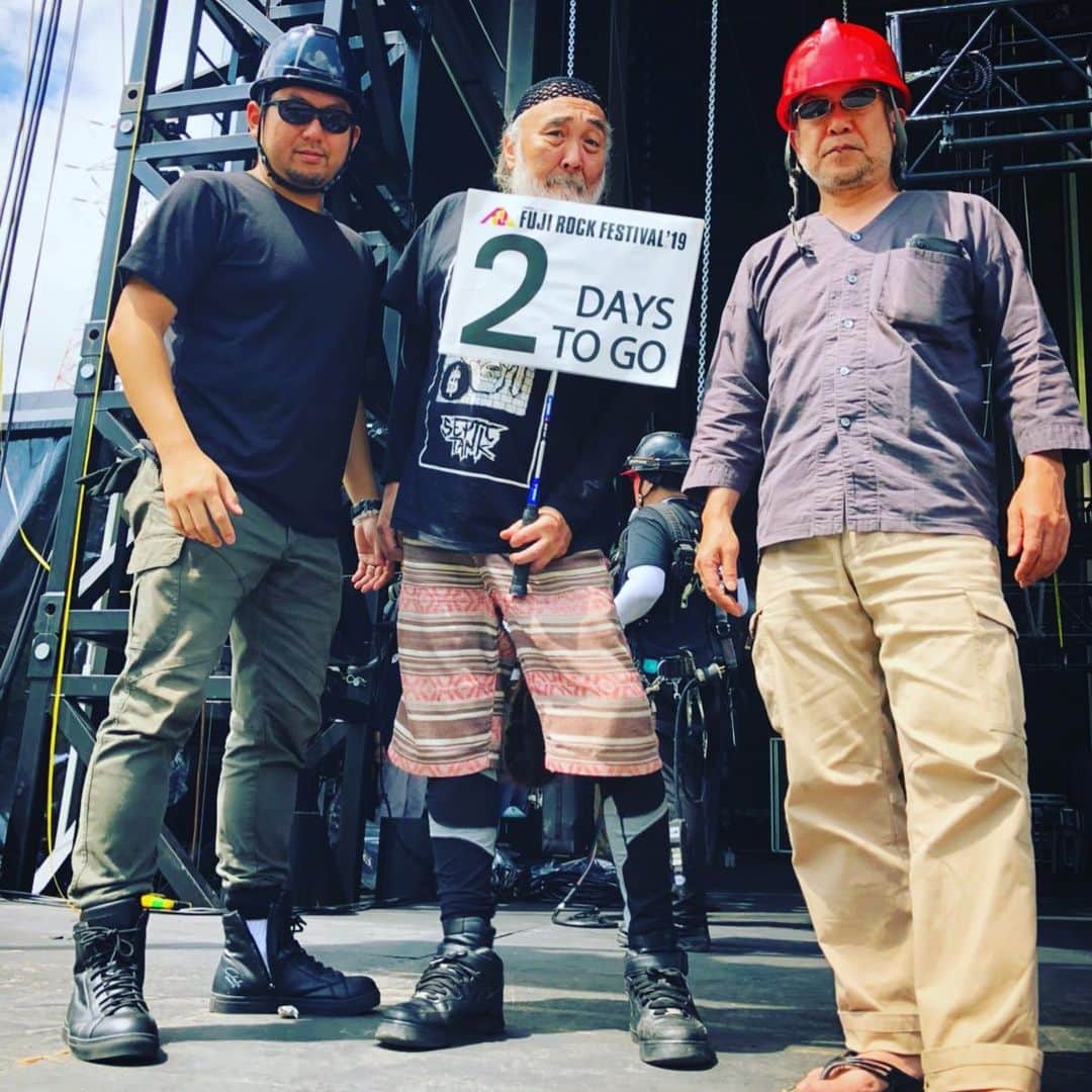 のインスタグラム：「✌️2 DAYS TO GO✌️ from GREEN STAGE Stage Manager  GREEN STAGE 全体の指揮をとる舞台監督のみなさん！いよいよあと2日🎉前夜祭は明日です！  #fujirock #fujirockfestival #フジロック」
