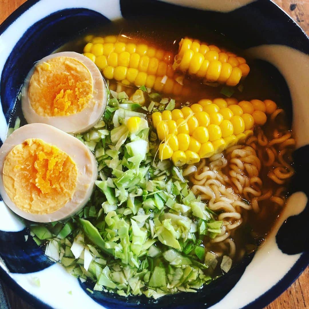 ひうらさとるのインスタグラム：「娘作、味噌ラーメン。お昼は各自で作るスタイルにしました。 キャベツはブンブンチョッパーで（「なんでみじん切りやねん…」と思ったけど、そういうのは言わないお約束） #夏休み #夏休みお昼ご飯問題」