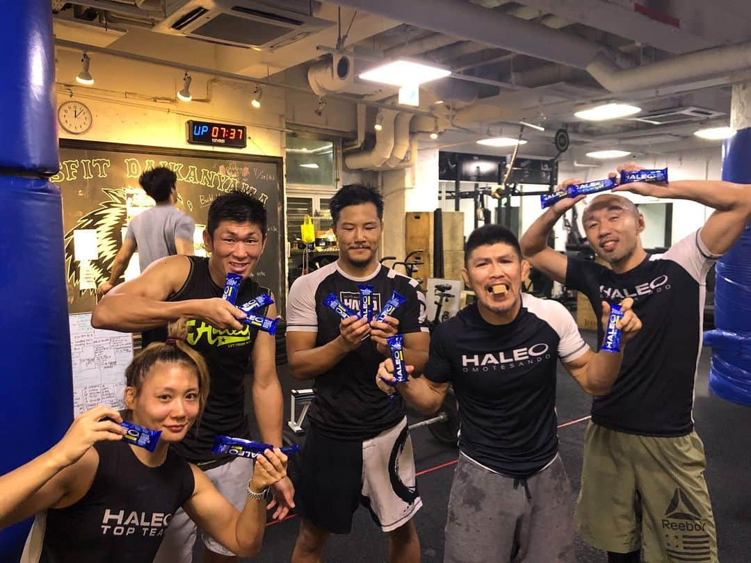 渡辺華奈さんのインスタグラム写真 - (渡辺華奈Instagram)「. HALEO BARのニューフレーバーが本日発売😎 早速食べましたー✌︎('ω')✌︎ スッキリしてこれからの夏に食べやすい！ プロテイン20gに加えてオメガ-3、ビタミンミネラルが入っていて体作りにバッチリです！ おまけに保存料、甘味料、香料不使用で小見川さんも #そんなバナナ とつい言ってしまう美味しさです(*ﾟ∀ﾟ*) . . #HALEO #HALEOBAR #バナナチャンク #バルクスポーツ #HALEOMMA #mma #女子格闘家 #筋肉女子 #トレーニング #ケツパン #お疲れ様でした」7月24日 12時51分 - kana_0821