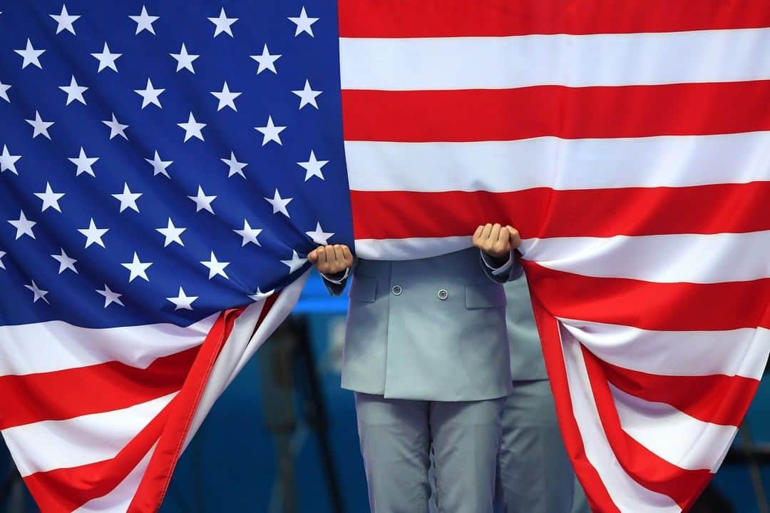 TIME Magazineさんのインスタグラム写真 - (TIME MagazineInstagram)「A ceremonial staffer holds up an American flag during the medal ceremony for the women's 100-meter breaststroke at the world #swimming championships in Gwangju, #SouthKorea, on July 23. @_king_lil won gold with a time of one minute, 4.93 seconds. Photograph by @quinnrooney13—@gettyimages」7月24日 12時57分 - time