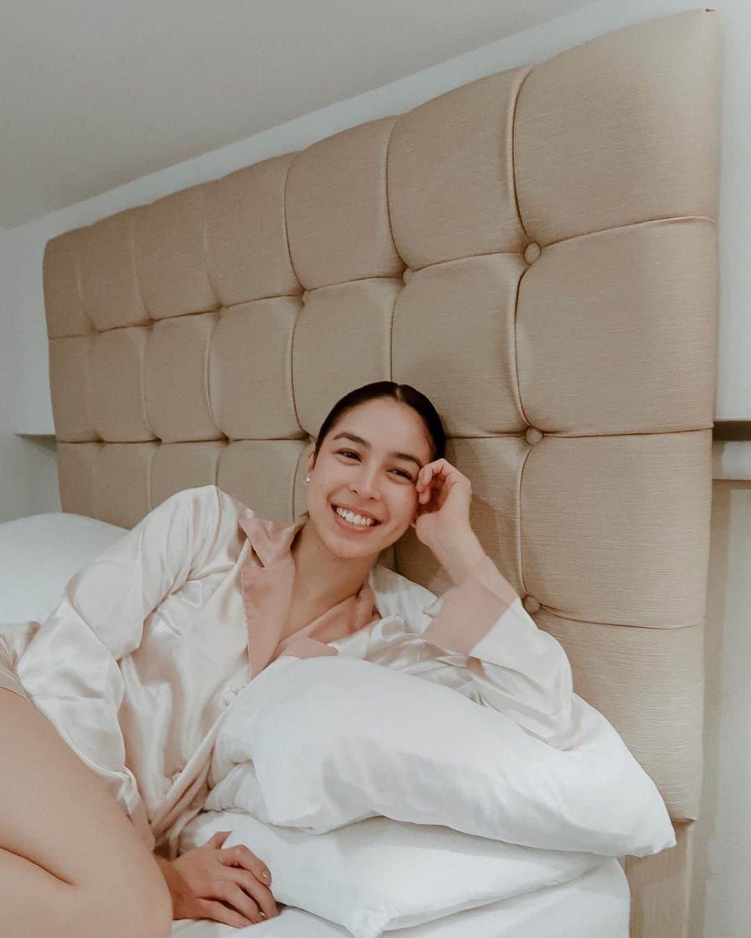 ジュリア バレットのインスタグラム：「Enjoying the last few weeks in my bed before I move into my own home... nervous about the big responsibility but I am ready and excited for this new chapter in my life.  So thankful, so blessed ❤️」