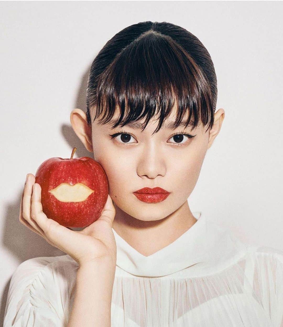 Amazing JIROさんのインスタグラム写真 - (Amazing JIROInstagram)「I painted the apple-textured lip for an art director, YUNI YOSHIDA’s serial story “PLAY A SENSATION” on Soen magazine @soenonline .  Art director : YUNI YOSHIDA @yuni_yoshida  Model : HANA SUGISAKI @hanasugisaki  Lip paint : #amazing_jiro Photo : Hiroshi Manaka @hiroshi_manaka  Hair & Makeup : Masayoshi Okudaira @masayoshiokudaira  #装苑 #soen #杉咲花 #hanasugisaki #雑誌 #magazine #PLAYASENSATION #リップ #lip #りんご #apple #ペイント #paint #beauty」7月24日 13時01分 - amazing_jiro