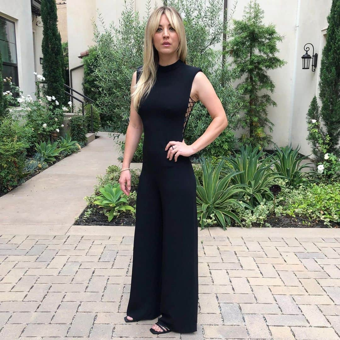 ブラッド・ゴレスキーさんのインスタグラム写真 - (ブラッド・ゴレスキーInstagram)「@kaleycuoco working a @stellamccartney LBJ (little black jumpsuit) with @charleskeithofficial heels for the #tca panel for Harley Quinn today in LA! #styledbybg & @daniela_viviana 💄 @jamiemakeup 👸🏼 @christinesymondshair」7月24日 13時01分 - bradgoreski