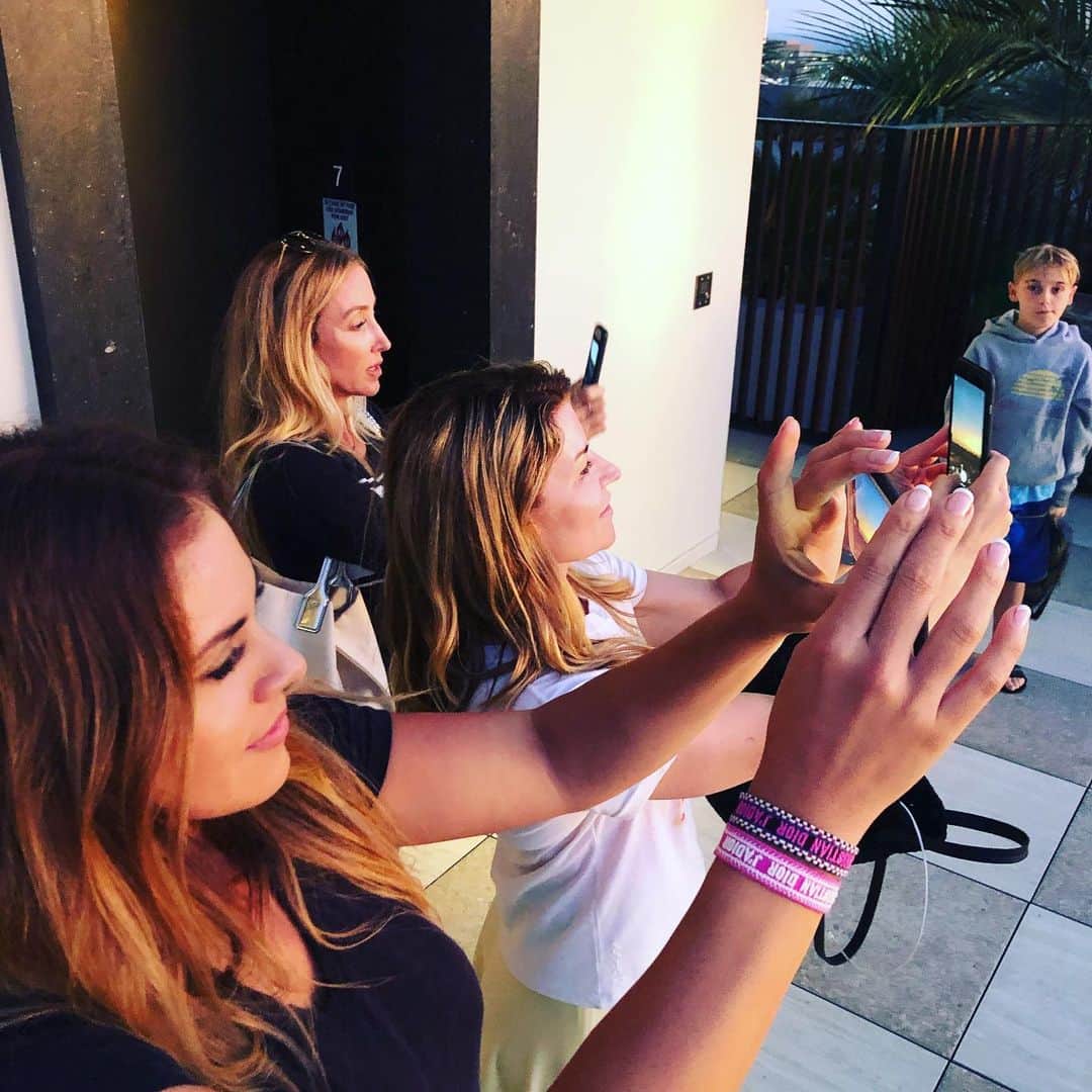 コンスタンス・マリーさんのインスタグラム写真 - (コンスタンス・マリーInstagram)「When the Mamarazzi strikes! 😂😂😂😂😂😂✨✨✨✨✨✨ Love my Mommy Village! 😘」7月24日 13時07分 - goconstance
