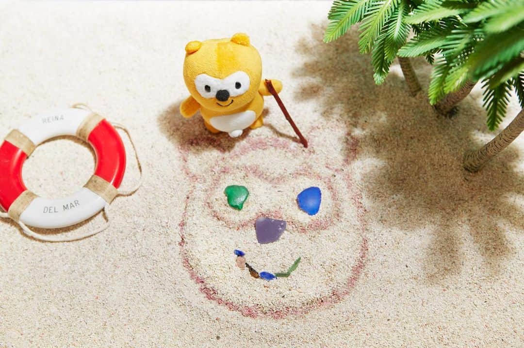 ポンタのインスタグラム：「. . よいしょっ！完成！✨ . 太陽さん　こんにちは☀ ポンタだよ！🎶 . ぼくのことみえるかな～？😆 . . . . . #ponta #ポンタ #似てるかな？ #夏  #梅雨明け #海 #浮き輪 #海辺 #ポジティブ #happy #summer #sea #ぬい撮り #ちょっこりさん #ポンスタグラム #撮りポン」