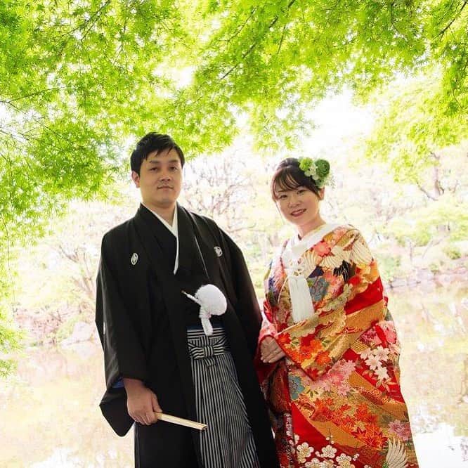 晴レの日｜HARENOHIのインスタグラム：「緑の中に伝統的な黒紋付&赤色打掛のお二人✨✨ #preweddingphoto  #晴レの日#harenohi #HARENOHI#前撮り#写真#和装#色打ち掛け #和婚 #プレ花嫁 #卒花嫁 #結婚式#結婚式#ウェディングフォト #浅草#浅草寺#神社婚#tokyo#asakusa#全国のプレ花嫁さんと繋がりたい#着物#和装花嫁 #フォトウェディング 〜本格和装撮影が49,800円から！！〜 ～おひとり様撮影は29800円から！！～ ﻿ 浅草の魅力を存分に味わえる撮影体験☆﻿ 最高級の和装で他とは違うワンランク上の贅沢☆﻿ メイクもセアセットもHARENOHIにお任せ☆﻿ 和装小物貸出無限大！あなたのわがまま叶えます☆﻿ ﻿ お問い合わせはこちら↓﻿ https://www.photorait.net/studio/201430﻿ ﻿ お電話でもご予約承ります↓﻿ 03-6721-5547﻿ ﻿」