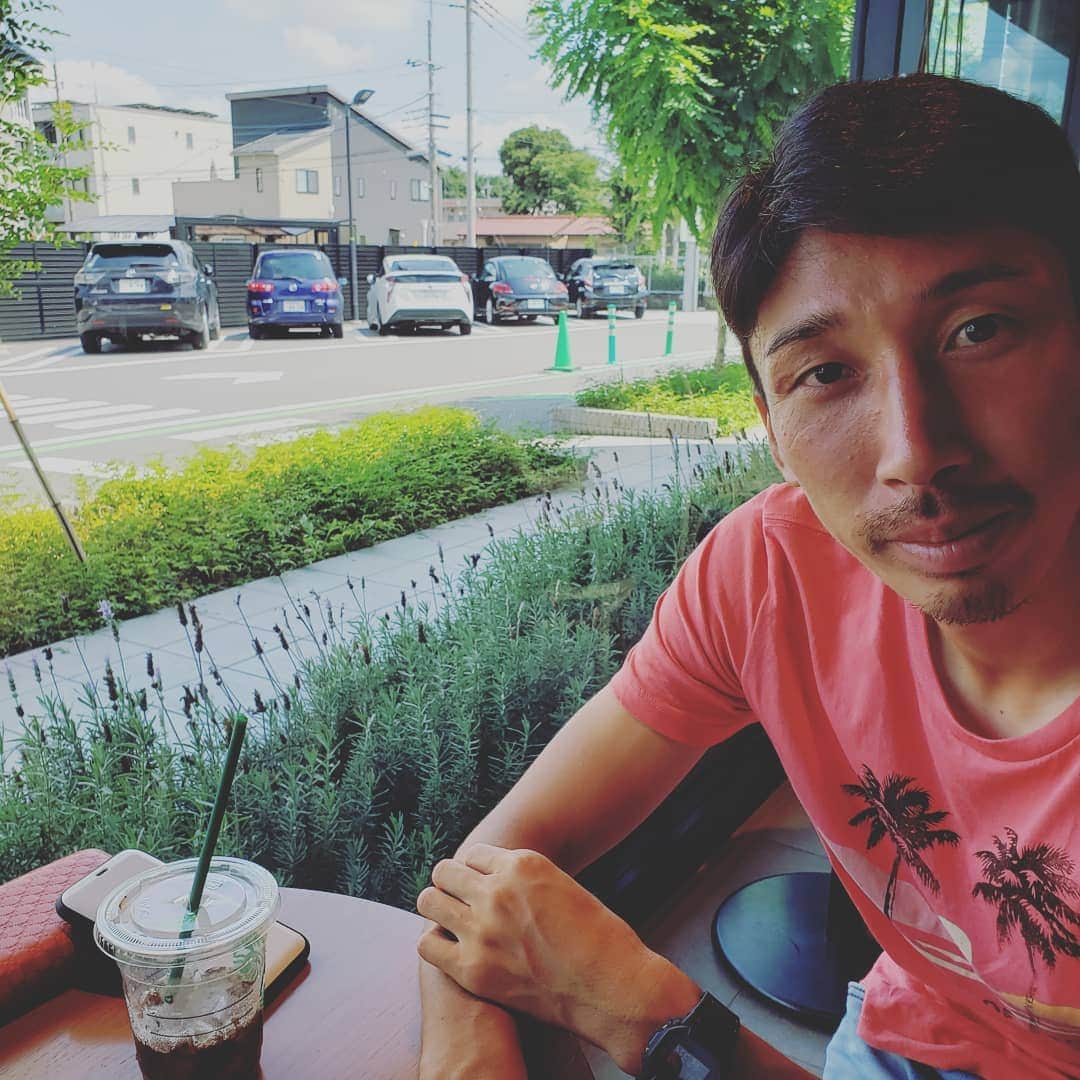 のインスタグラム：「雰囲気出してコーヒー☕飲んでます。 かっこ良いと思う人いいね下さいとの事です。 #舩津徹也  #ザスパクサツ群馬 #スタバ」