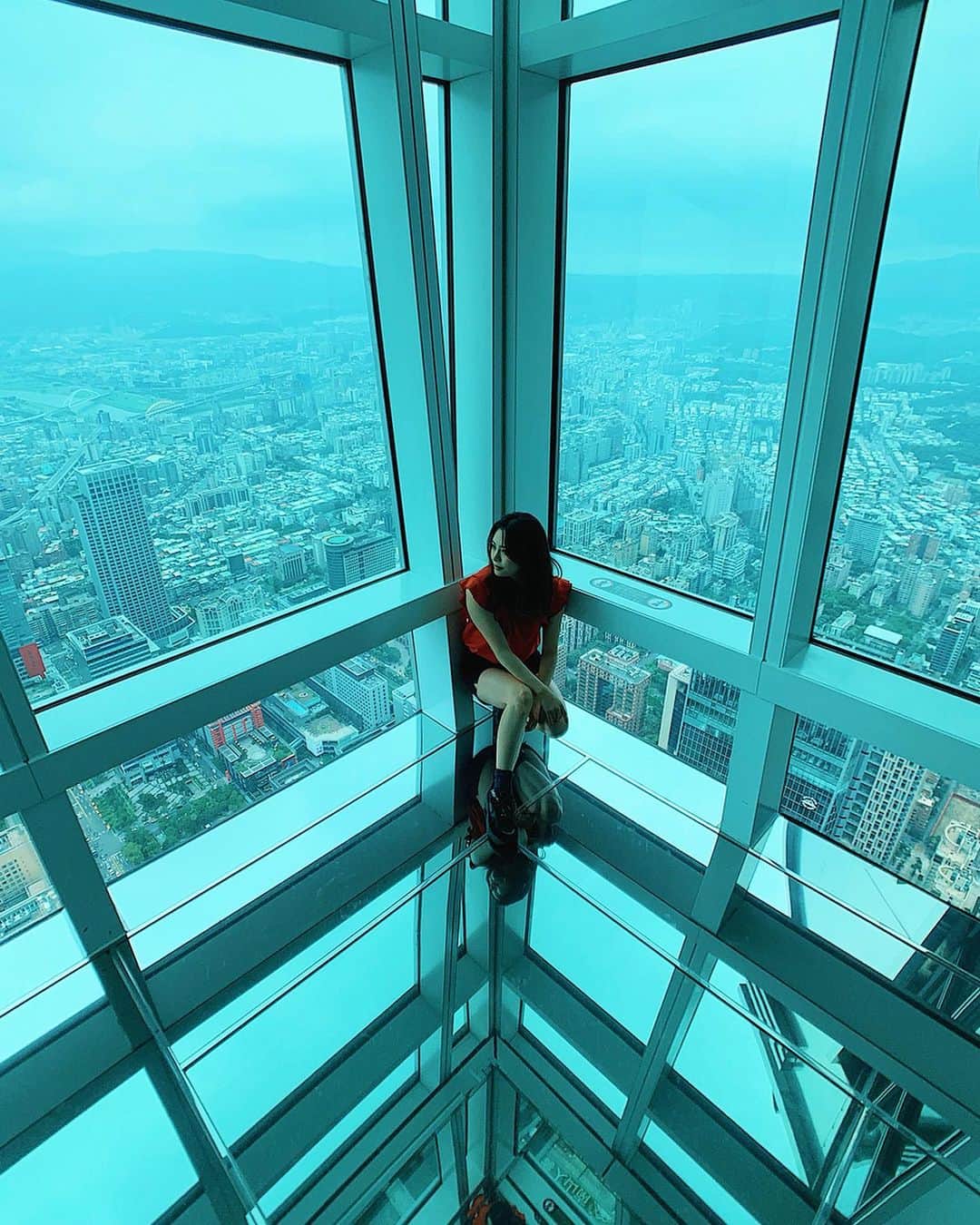 のインスタグラム：「Fear kills more dreams than failure ever will💥 ・ ・ ・ ・ ・ #台湾 #台北101 #台湾女子旅 #台北 #親子旅行 #母娘旅行 #アジア旅行 #高層ビル #taiwan #taipei101 #asiantravel #asiantrip #taipeitravel #taipeigram #taipeiportrait #femaletravel #travelgirlshub #babeswhowander #femmetravels #femmetraveler #girlstraveldiary #womenwhowander #womentravelers #ladiesgoneglobal #mytraveldiary #ladiestravelgram」