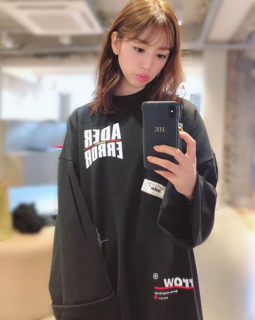 加田穂乃華のインスタグラム：「・ ７月なのに肌寒い日多かったから 大好きなトレーナー１枚で着れたりしてそれはそれで良かったけど、 やっっと晴れたね☺︎☀️ ・ 夏きたかな🍉  #fashion #adererror」