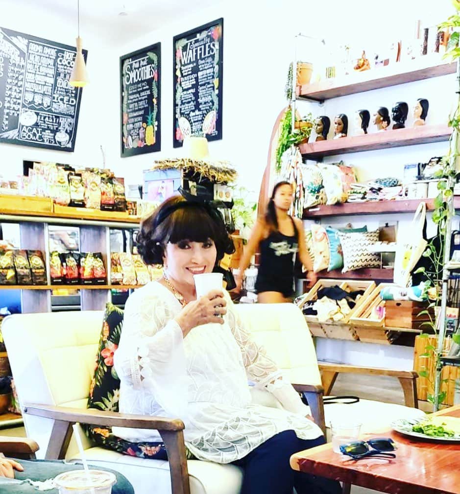 黒柳徹子さんのインスタグラム写真 - (黒柳徹子Instagram)「久しぶりに、ワイキキに来た。すっかり、変わっていて驚いた！ カフェでお茶タイム💕」7月24日 13時59分 - tetsukokuroyanagi